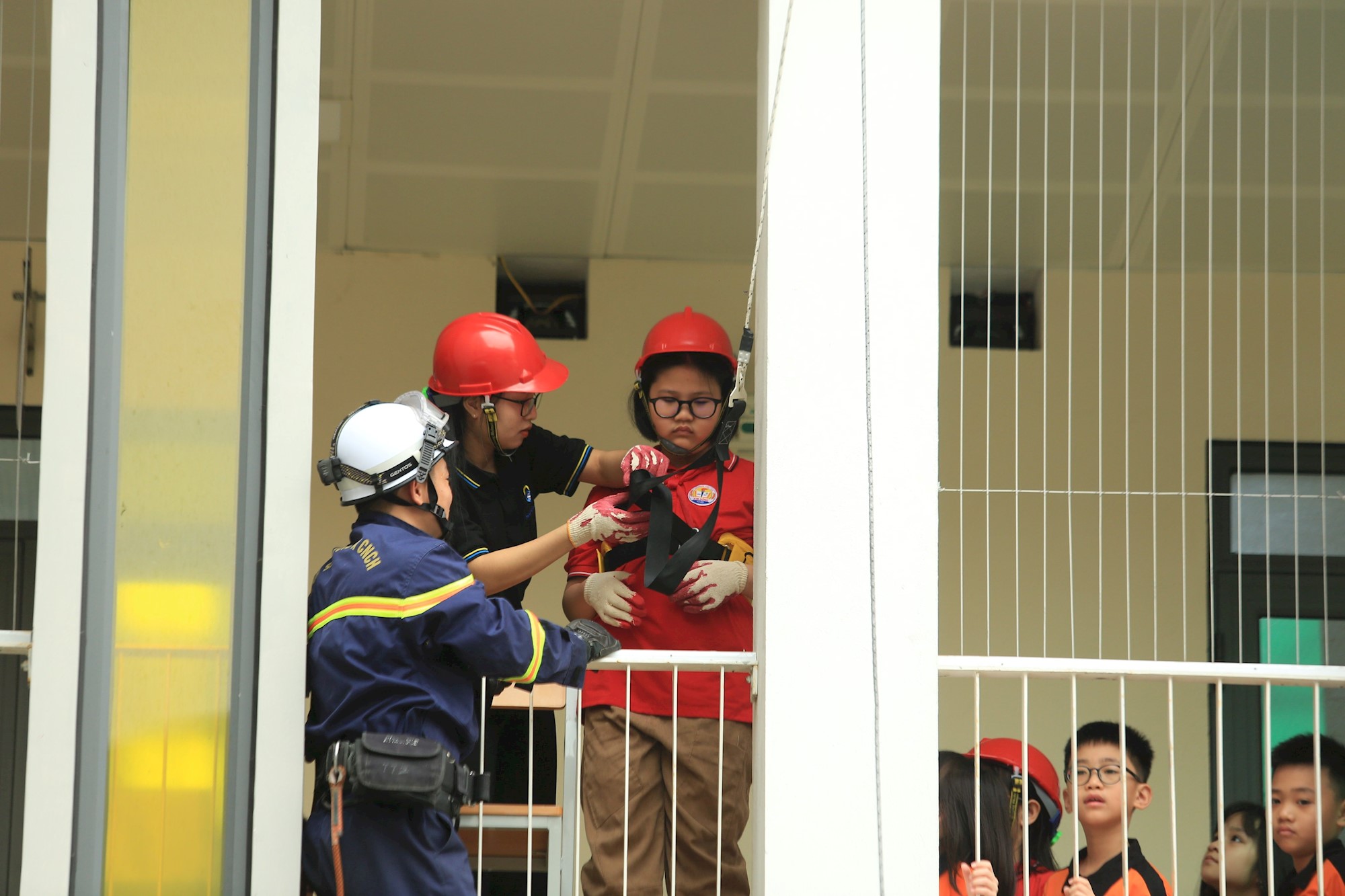 Nhấn vào ảnh để phóng to Tổ chức sinh hoạt ngoại khóa “Học sinh với công tác phòng cháy, chữa cháy” - ảnh 1