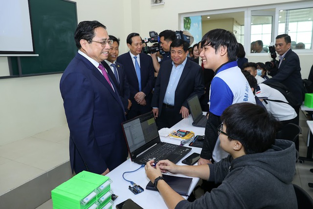 Thủ tướng gửi thông điệp quan trọng về đào tạo nhân lực khi tới thăm trụ sở mới của ĐHQG Hà Nội - Ảnh 3. Thủ tướng gửi thông điệp quan trọng về đào tạo nhân lực khi tới thăm trụ sở mới của ĐHQG Hà Nội - Ảnh 3.