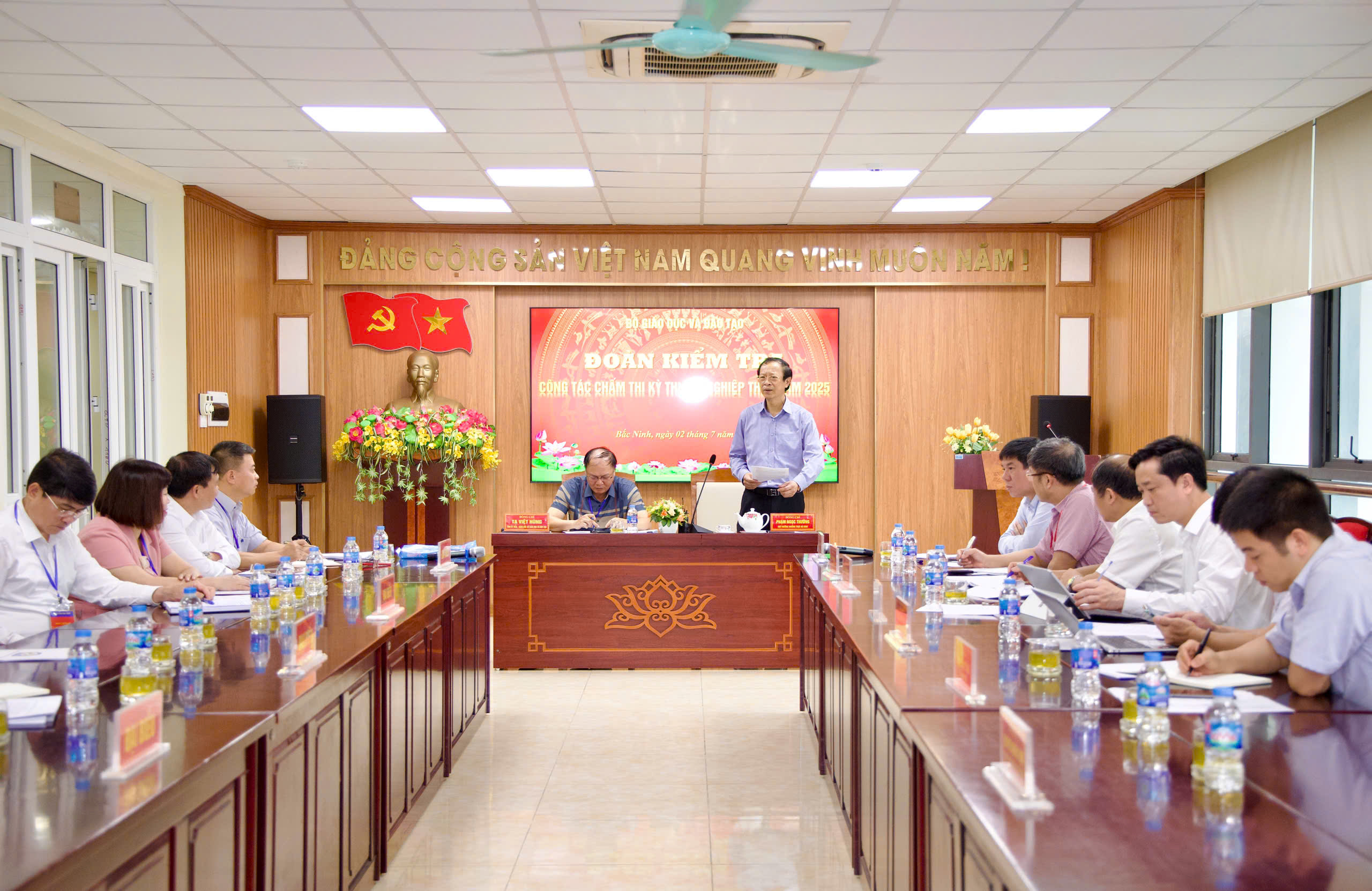 Không khoảng trống, không gián đoạn trong chấm thi tốt nghiệp THPT năm 2025 - ảnh 1