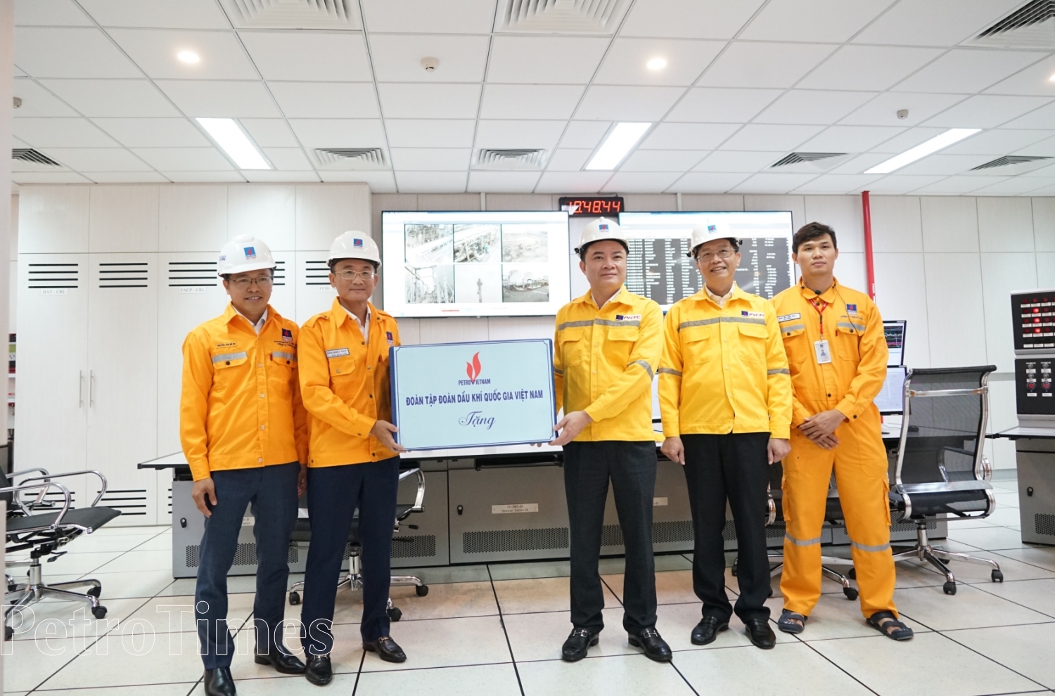 Đoàn Đại biểu Hội đồng Dân tộc và các Ủy ban của Quốc hội nhấn mạnh vai trò quan trọng của ngành Dầu khí