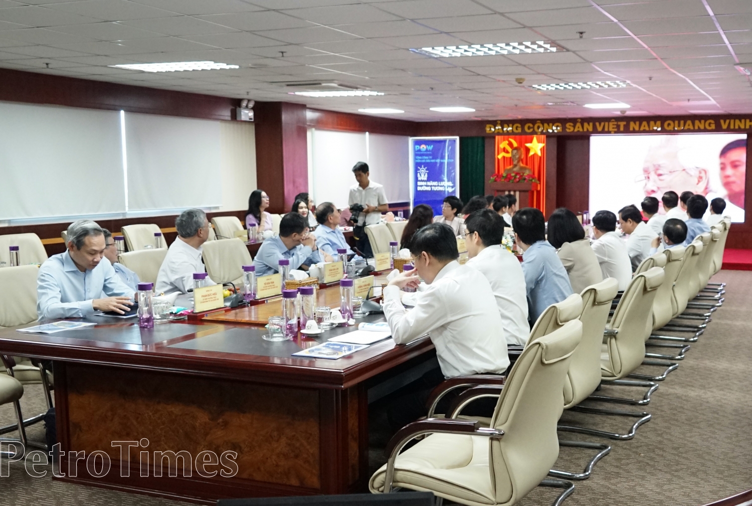 Đoàn Đại biểu Hội đồng Dân tộc và các Ủy ban của Quốc hội nhấn mạnh vai trò quan trọng của ngành Dầu khí