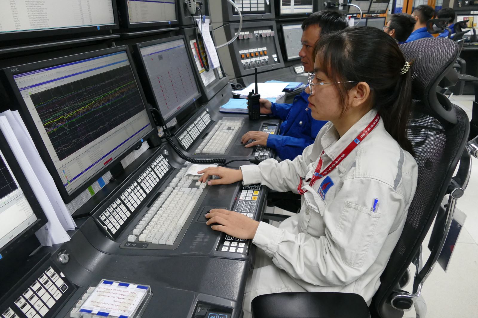 Bóng hồng duy nhất ở Phòng điều khiển Trung tâm Nhà máy lọc dầu Dung Quất - ảnh 1