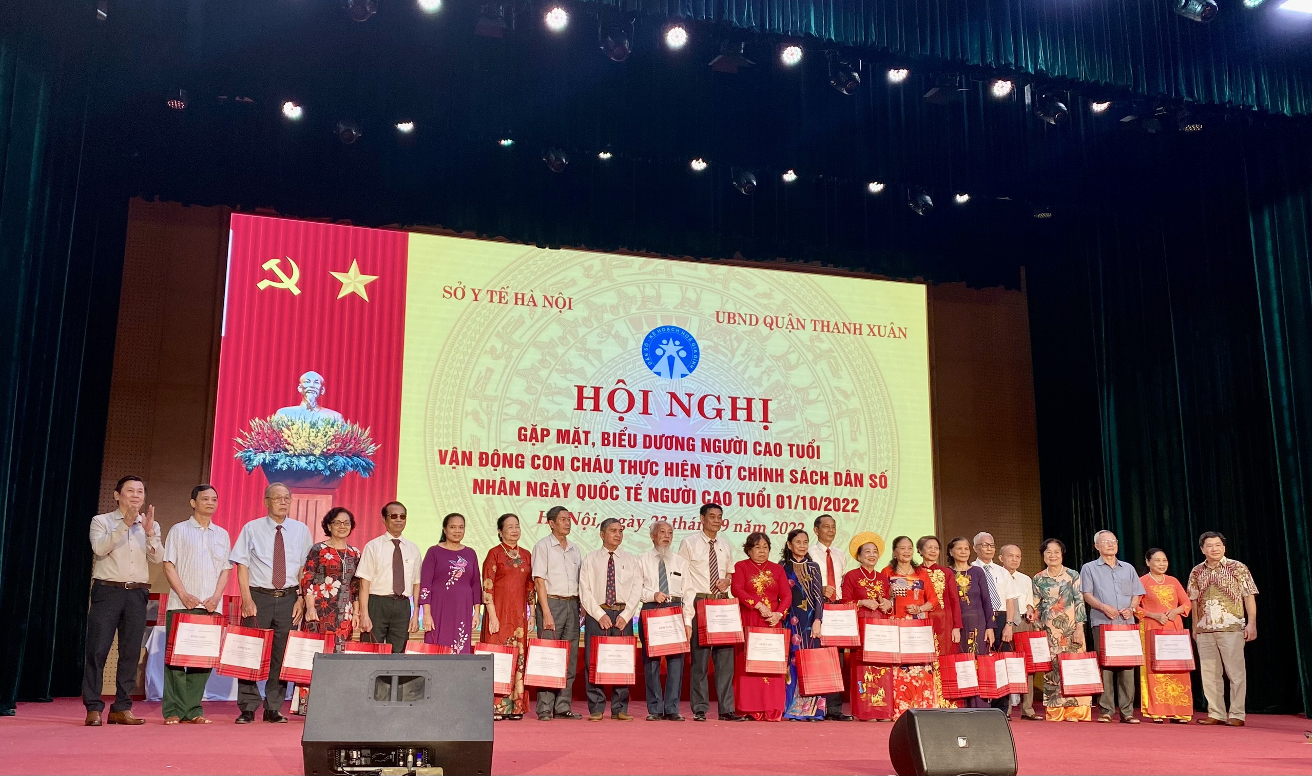 Biểu dương 100 người cao tuổi vận động con cháu thực hiện tốt chính sách dân số - ảnh 1