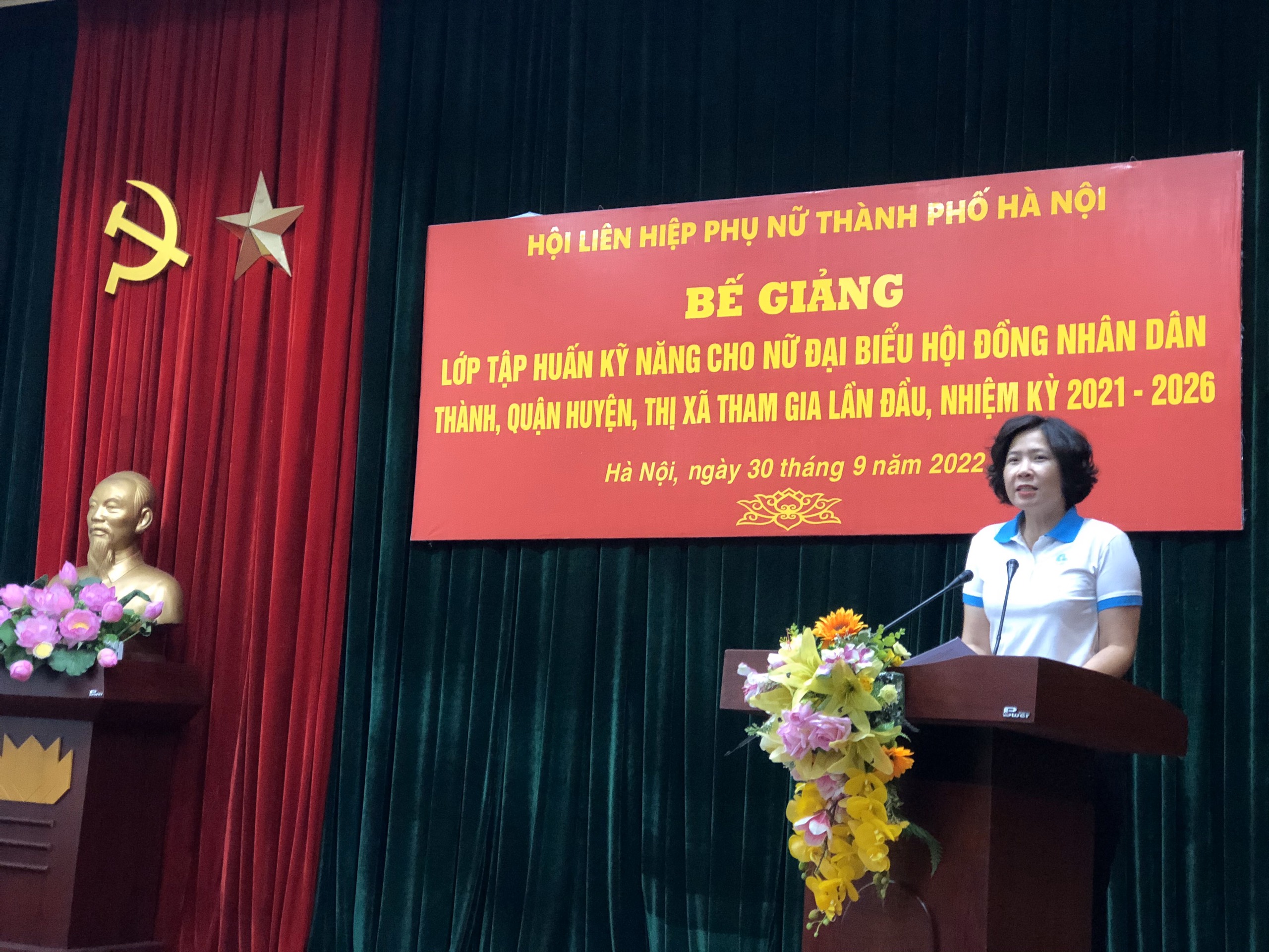 Bế giảng lớp bồi dưỡng kiến thức, kỹ năng cho 88 nữ đại biểu lần đầu tham gia HĐND các cấp - ảnh 1