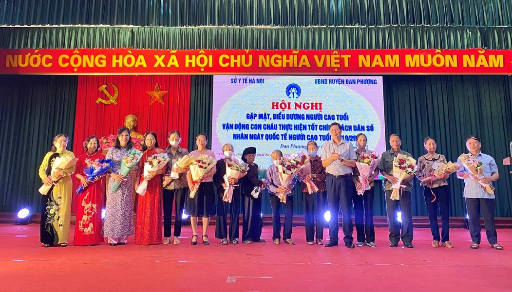 Biểu dương 100 người cao tuổi gương sáng tại huyện Đan Phượng - ảnh 1