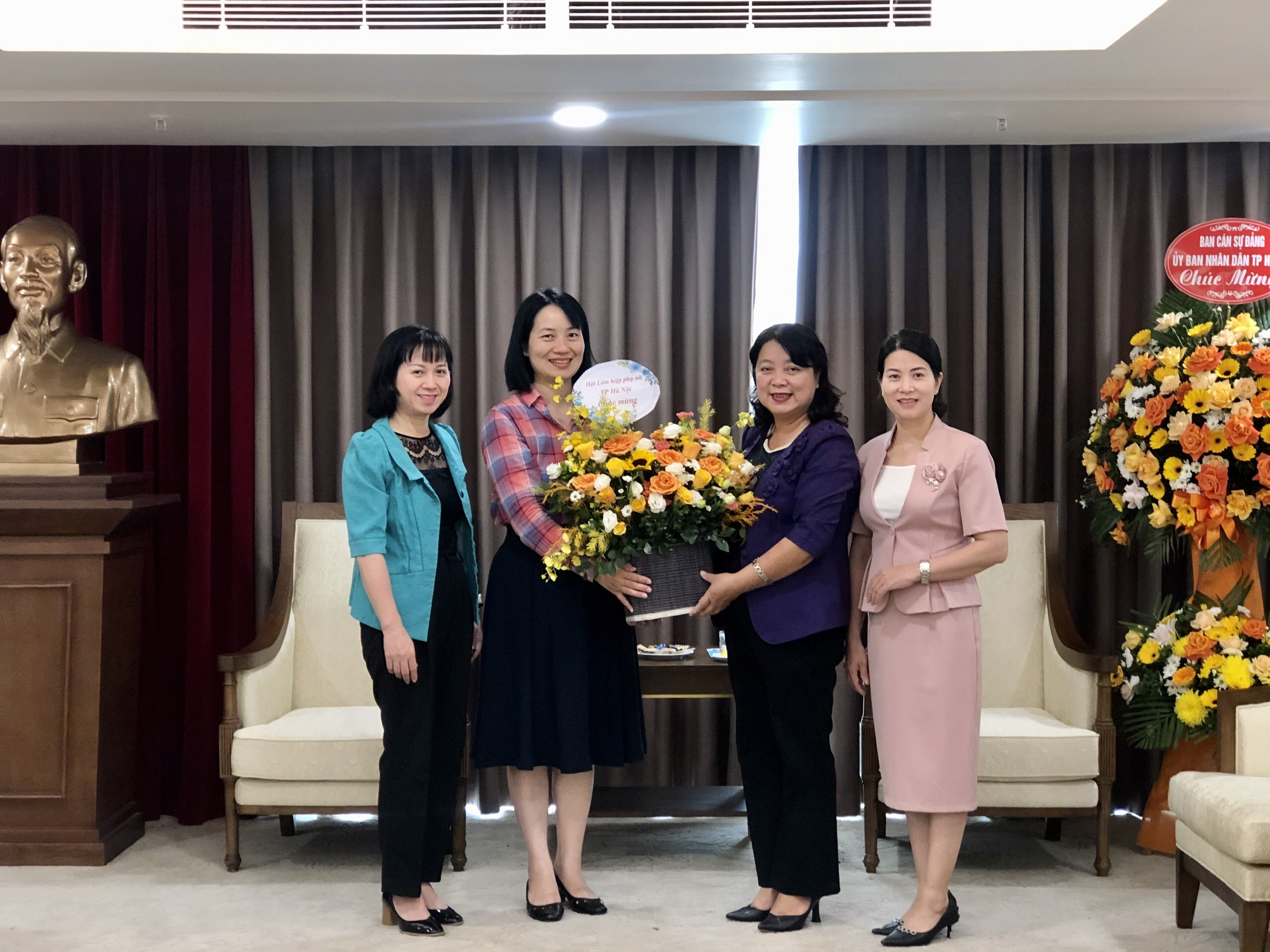 Hội LHPN Hà Nội chúc mừng các ban xây dựng Đảng nhân ngày truyền thống - ảnh 2