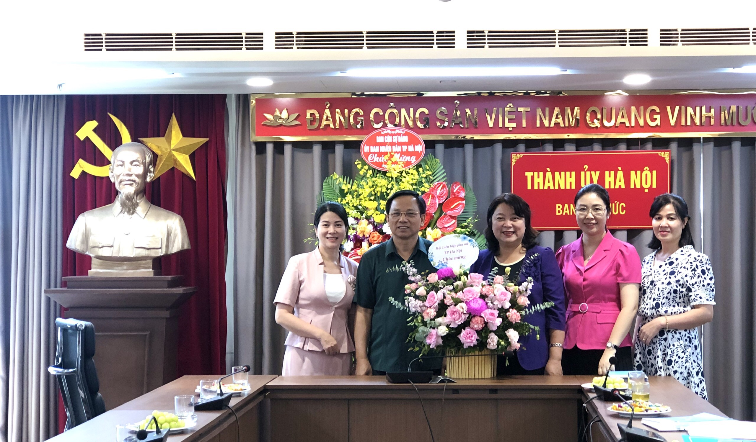 Hội LHPN Hà Nội chúc mừng các ban xây dựng Đảng nhân ngày truyền thống - ảnh 3