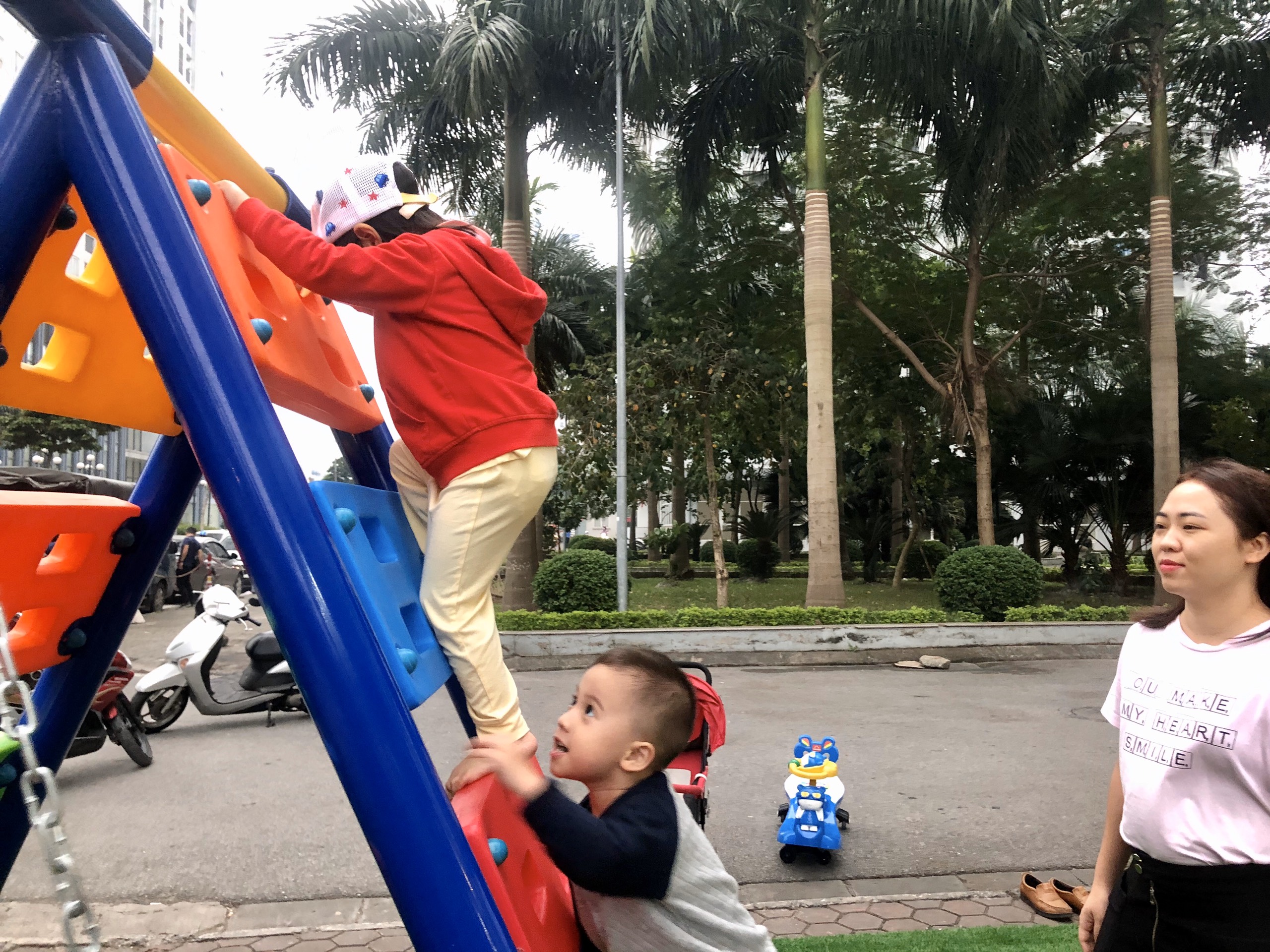 Hội LHPN quận Cầu Giấy khánh thành sân chơi cho trẻ em - ảnh 3