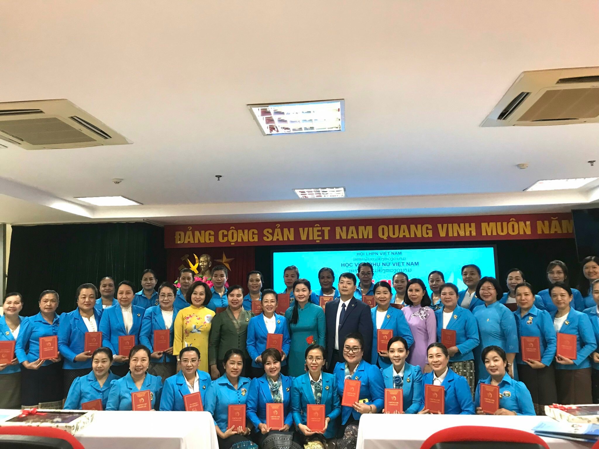 Bế giảng lớp bồi dưỡng công tác Hội cho 35 cán bộ phụ nữ nước bạn Lào - ảnh 1