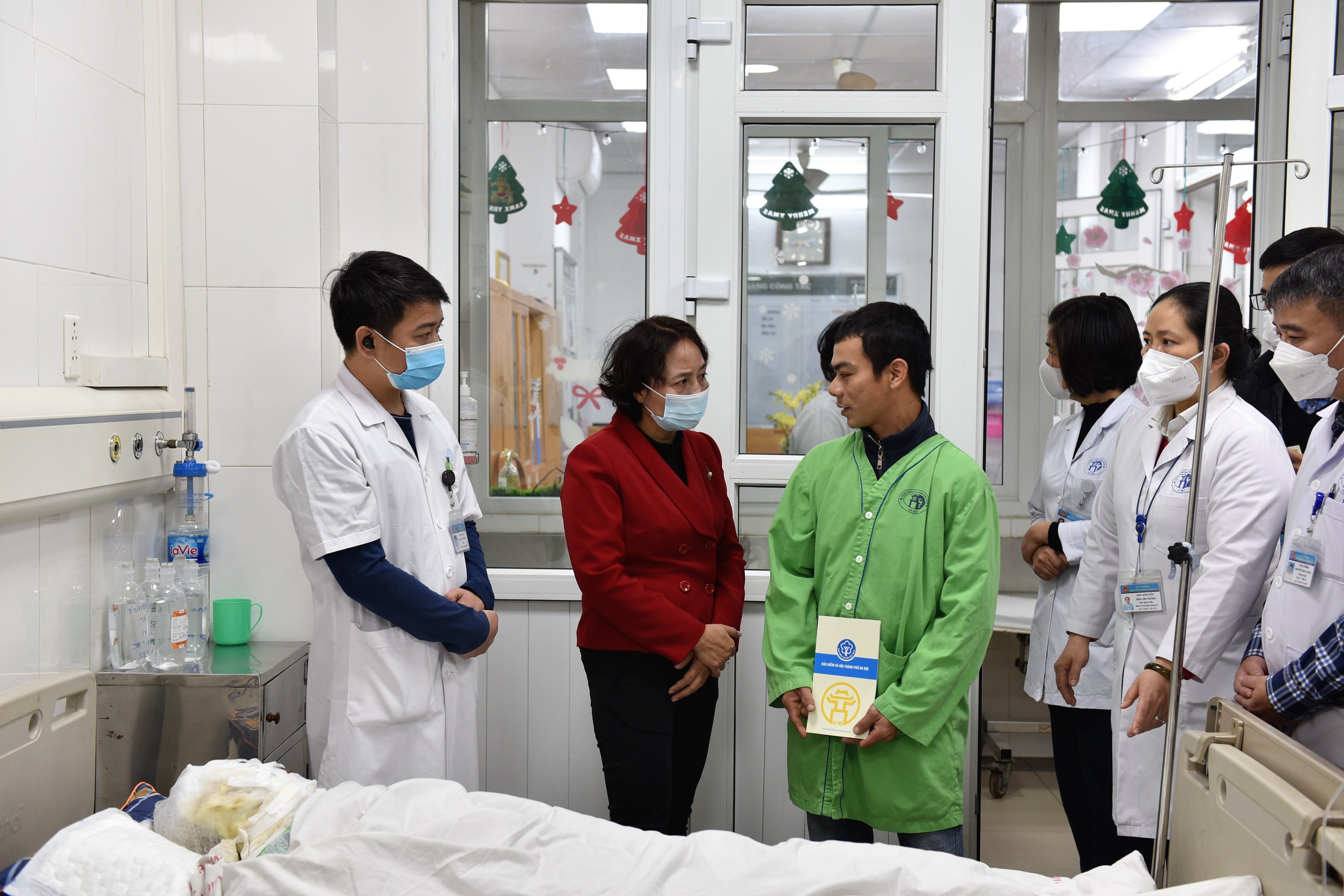 Mang Tết ấm đến với bệnh nhân bảo hiểm y tế có hoàn cảnh khó khăn - ảnh 1