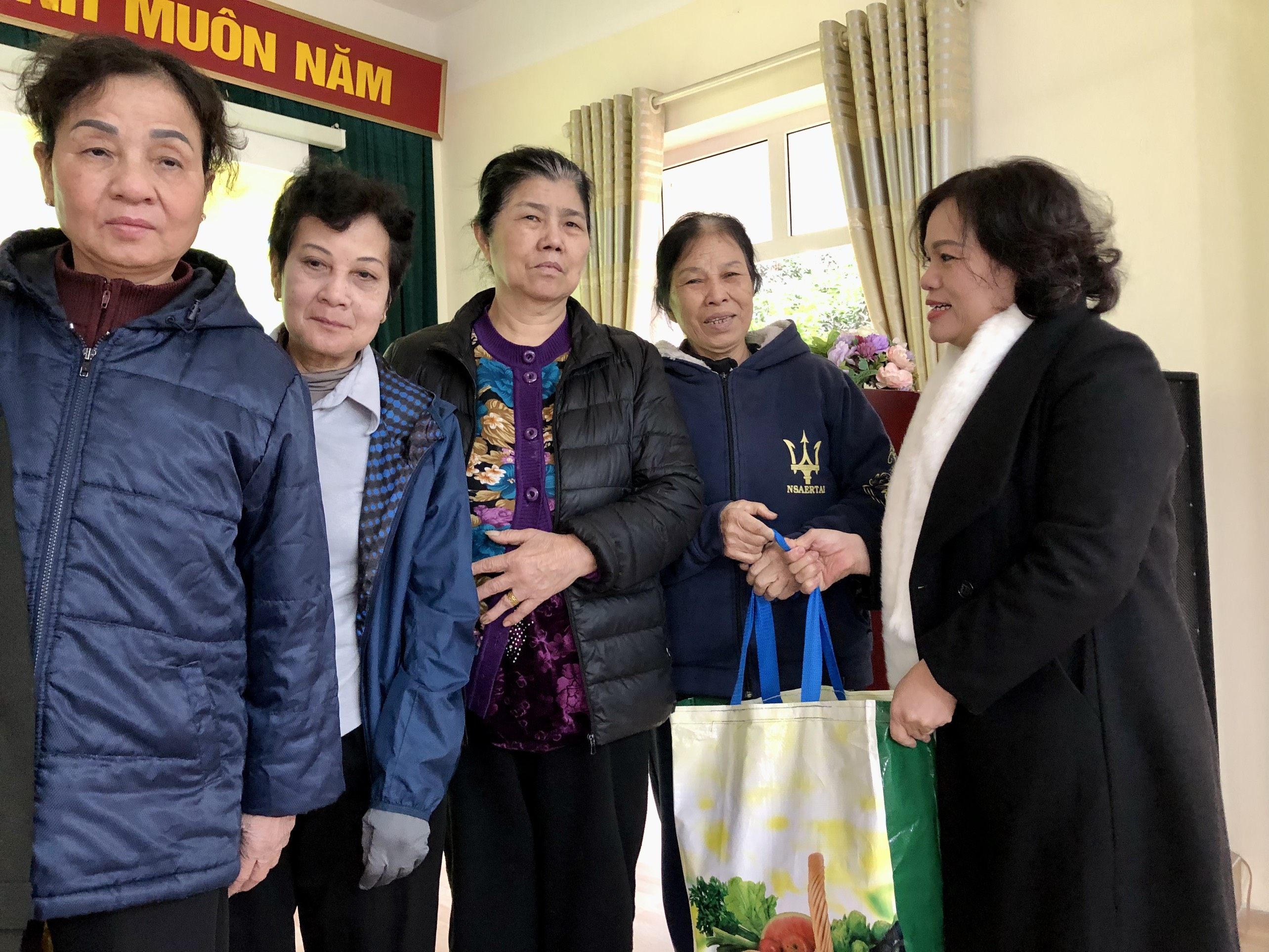 CLB doanh nhân nữ Hà Nội mang Tết ấm yêu thương đến các hoàn cảnh khó khăn - ảnh 1