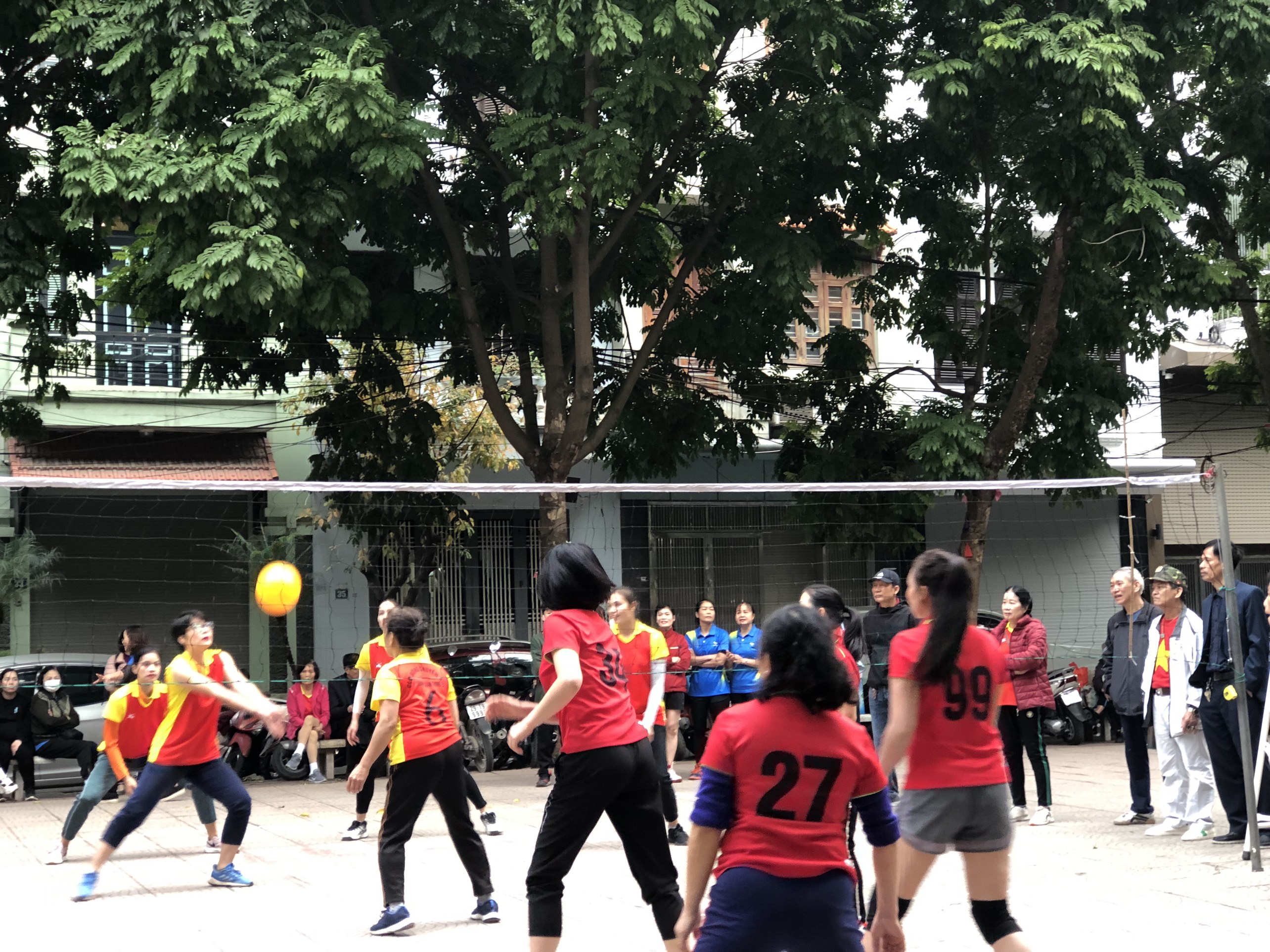 Khai mạc giải bóng chuyền hơi trong các cấp Hội LHPN quận Thanh Xuân - ảnh 3