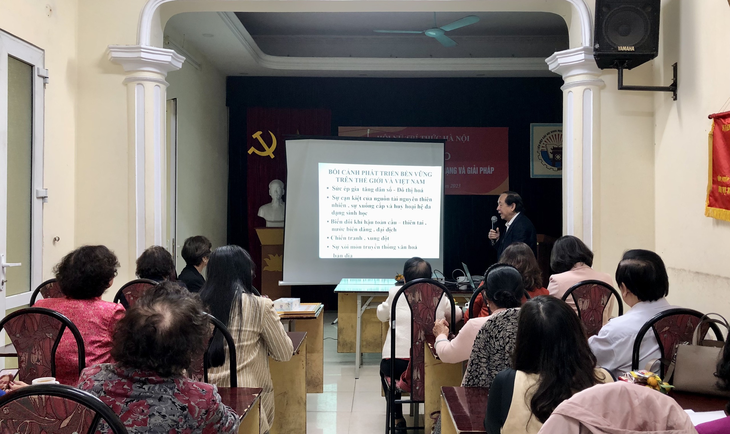 Nữ trí thức Thủ đô đóng góp vì Hà Nội xanh, sạch, đẹp - ảnh 1