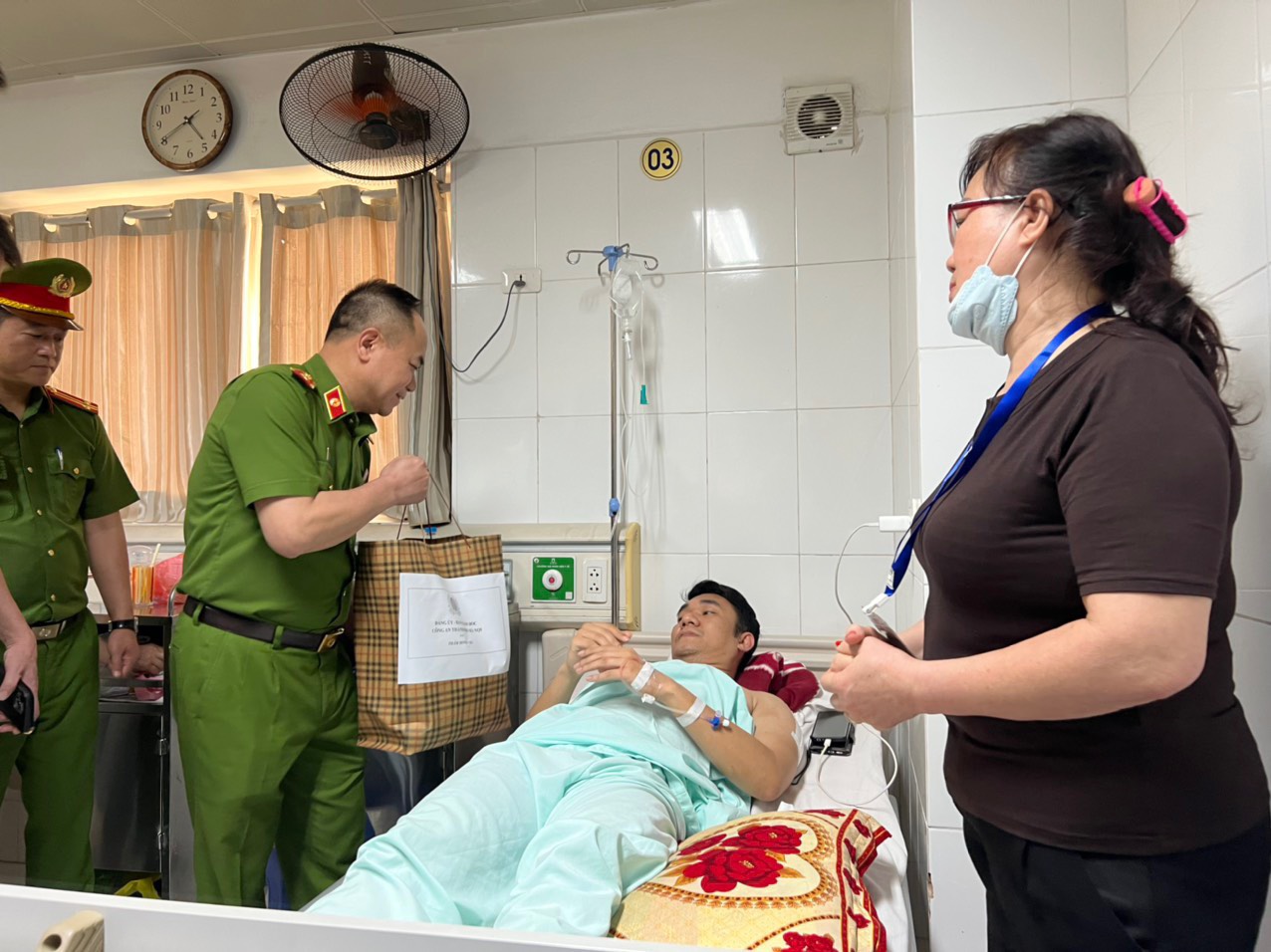 Lãnh đạo Công an Thành phố thăm, động viên cán bộ chiến sỹ bị thương khi làm nhiệm vụ - ảnh 1