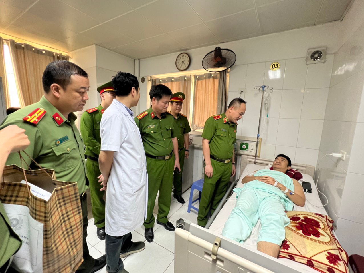 Lãnh đạo Công an Thành phố thăm, động viên cán bộ chiến sỹ bị thương khi làm nhiệm vụ - ảnh 2