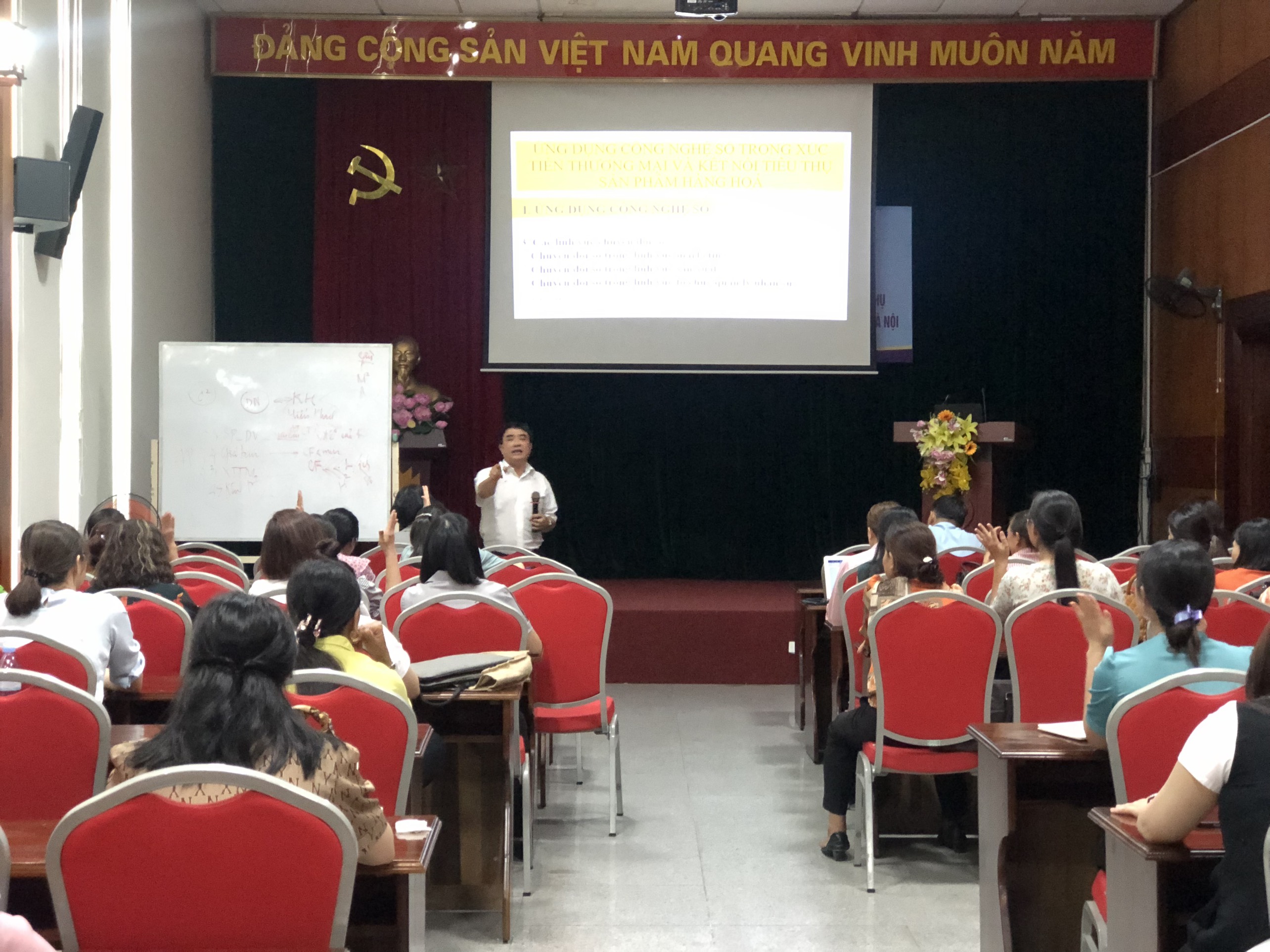 Nâng cao kiến thức cho phụ nữ Thủ đô về hợp tác xã và công nghệ số - ảnh 4