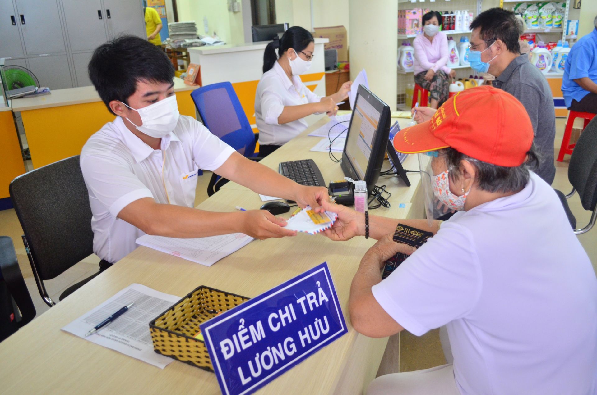 Người dân sẽ nhận lương hưu mới từ ngày 14/8 - ảnh 1