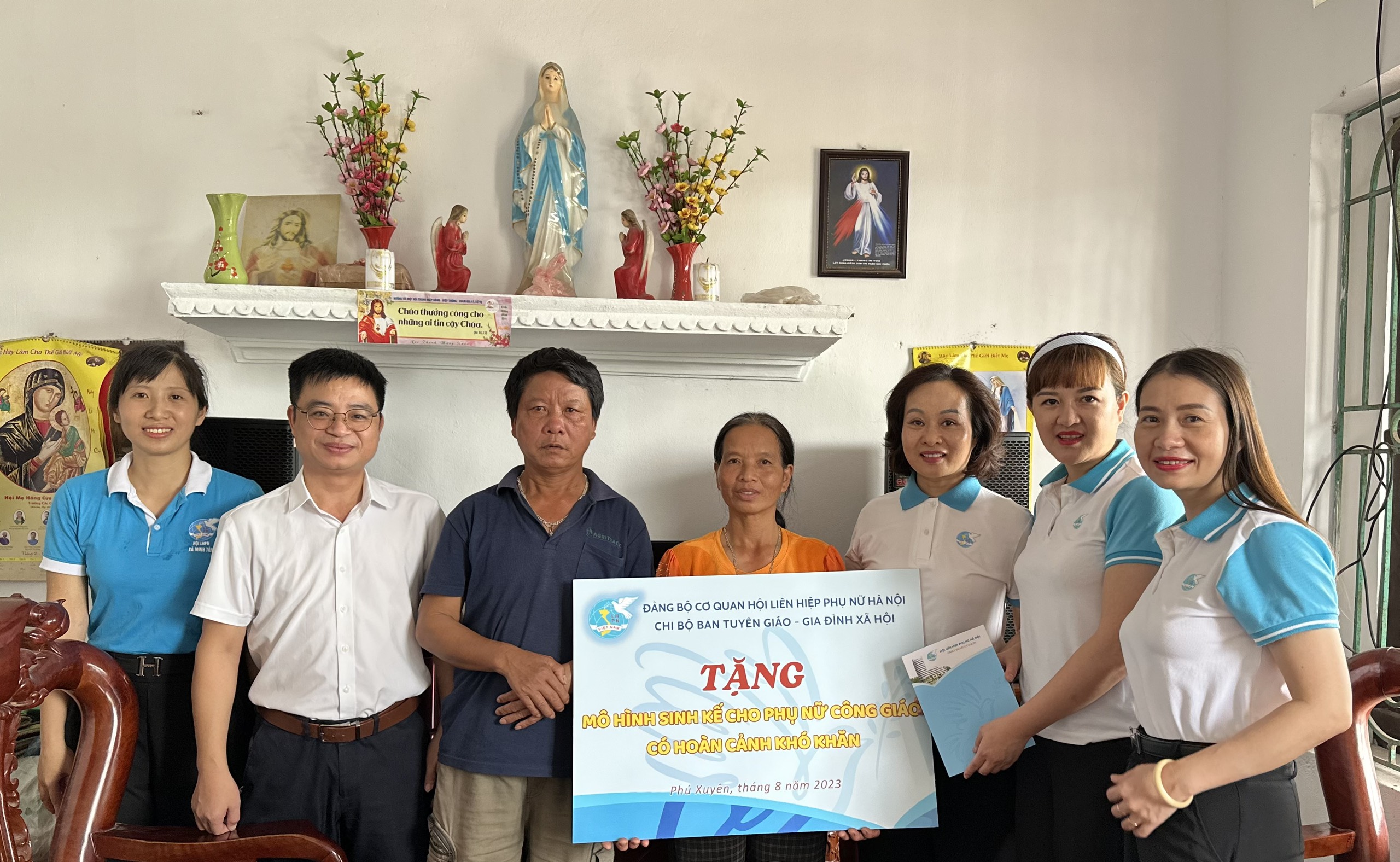 Trao tặng mô hình sinh kế cho phụ nữ công giáo có hoàn cảnh khó khăn - ảnh 1