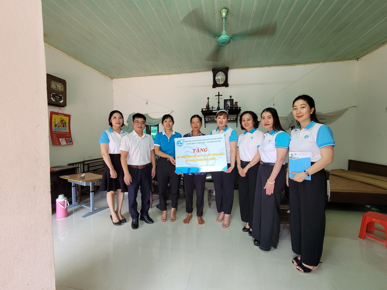 Trao tặng mô hình sinh kế cho phụ nữ công giáo có hoàn cảnh khó khăn - ảnh 4