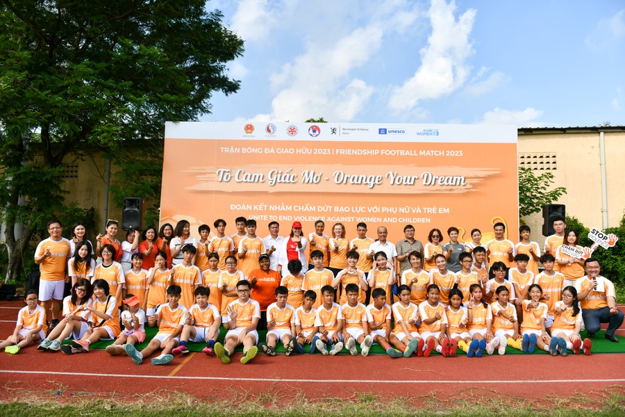 100 học sinh đá bóng cùng các tuyển thủ nữ bóng đá Việt Nam - ảnh 2