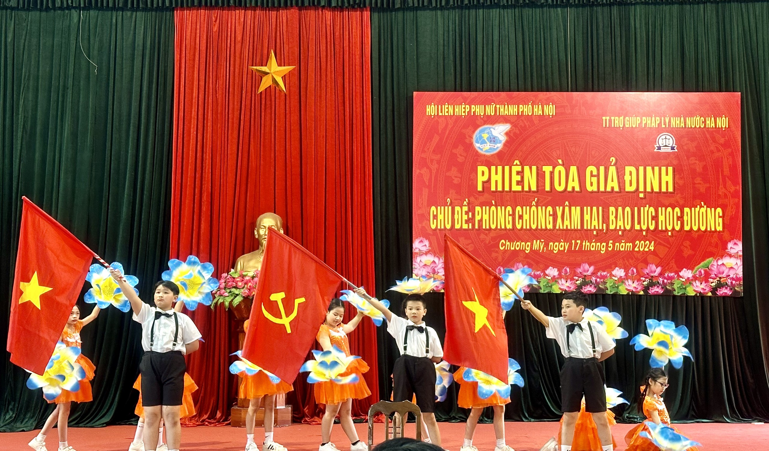 Tuyên truyền phòng chống bạo lực học đường bằng phiên tòa giả định - ảnh 1