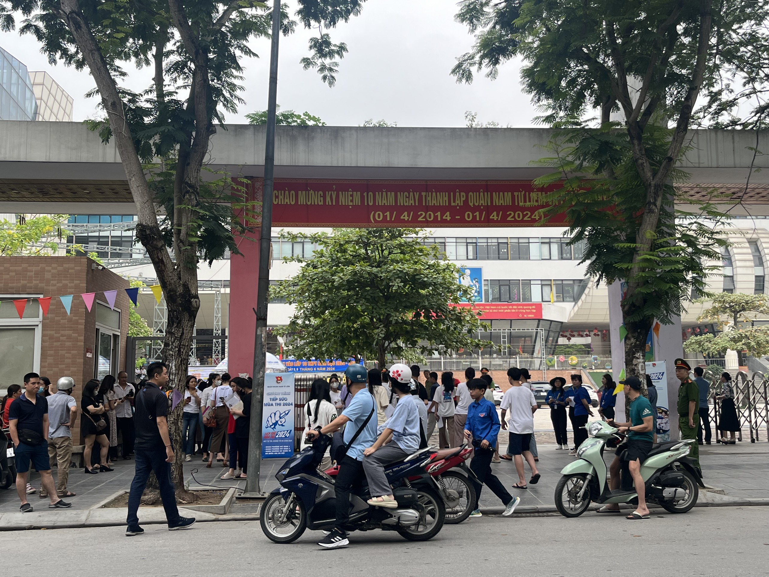 Hôm nay, thí sinh Hà Nội làm thủ tục thi vào lớp 10 THPT năm 2024 - ảnh 9