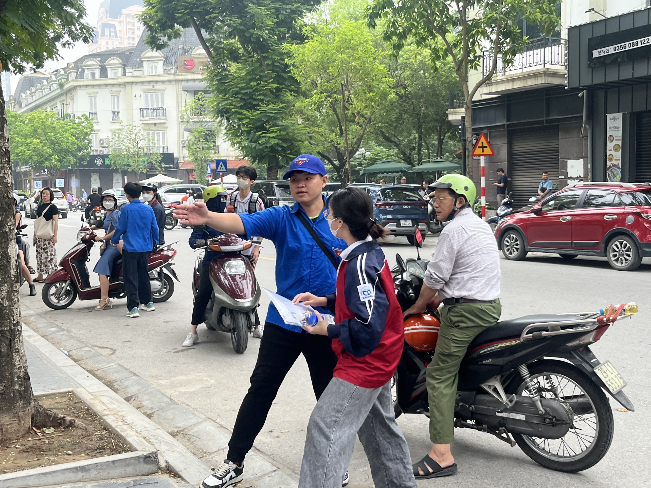 Hôm nay, thí sinh Hà Nội làm thủ tục thi vào lớp 10 THPT năm 2024 - ảnh 8