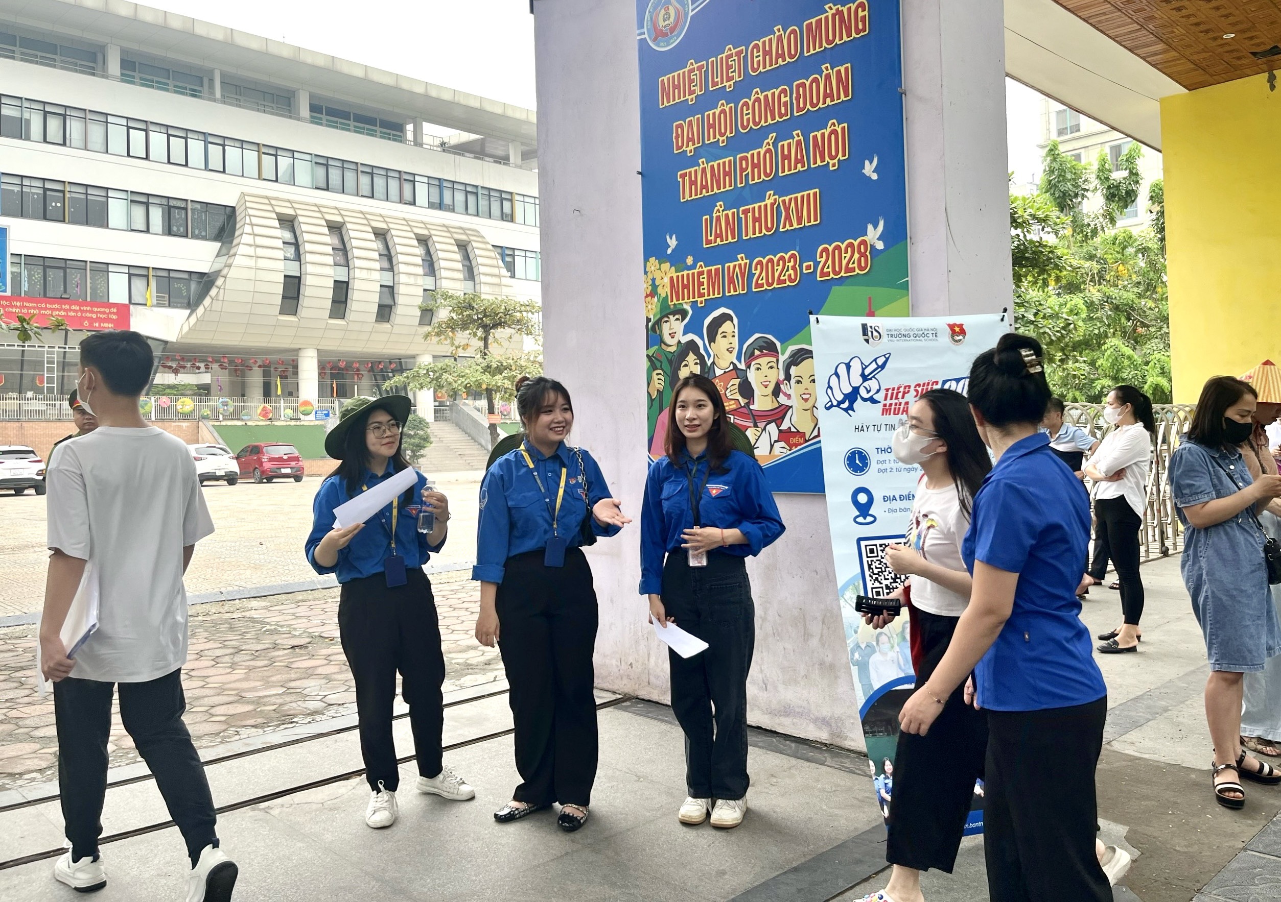 Hôm nay, thí sinh Hà Nội làm thủ tục thi vào lớp 10 THPT năm 2024 - ảnh 1