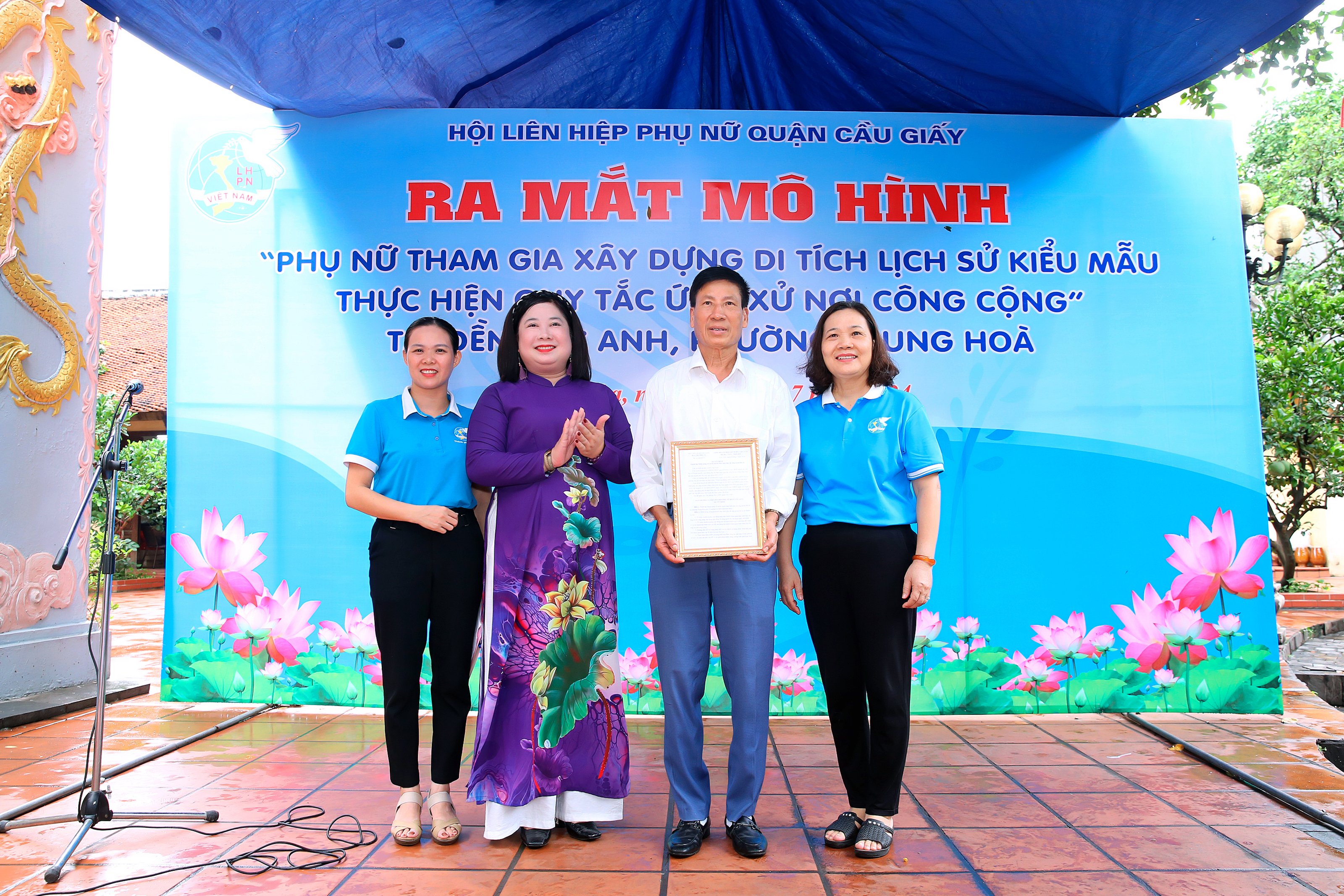 Phụ nữ Cầu Giấy tham gia xây dựng Khu di tích lịch sử văn hóa kiểu mẫu thực hiện Quy tắc ứng xử nơi công cộng - ảnh 4