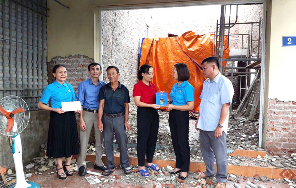 Liên đoàn Lao động quận Hà Đông hỗ trợ người lao động bị ảnh hưởng bão lũ - ảnh 2