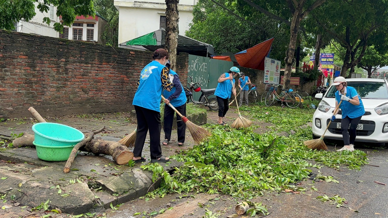 Phụ nữ Đan Phượng chung sức cùng nhân dân khắc phục thiệt hại bão số 3 - ảnh 1