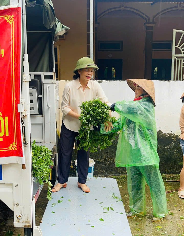 Phụ nữ Đan Phượng chung sức cùng nhân dân khắc phục thiệt hại bão số 3 - ảnh 3