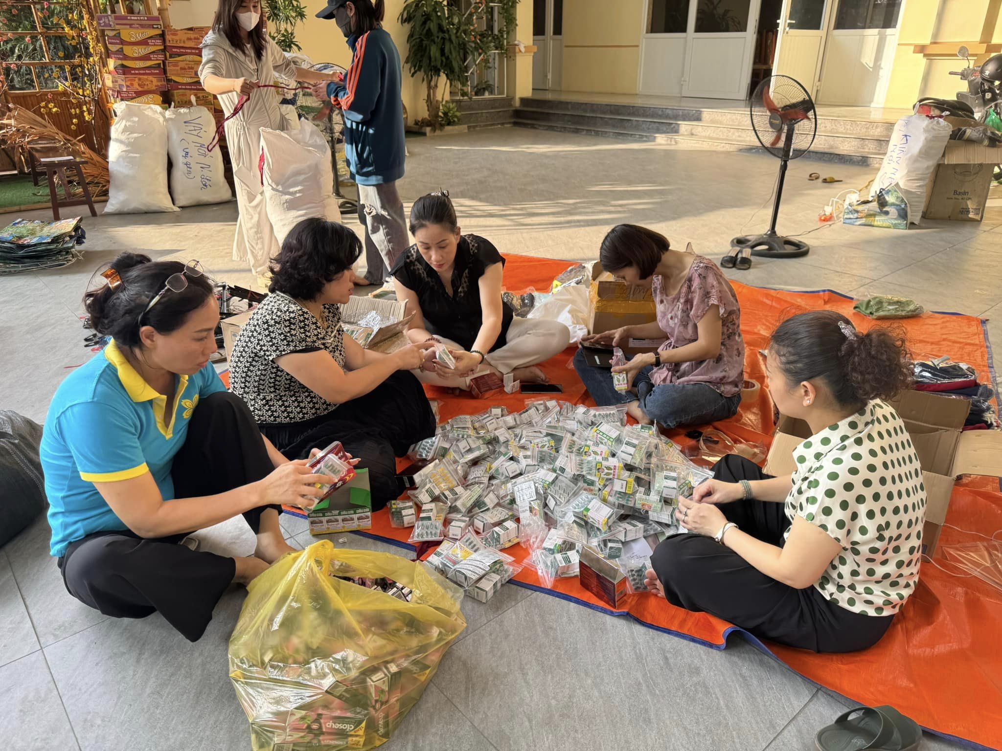 Phụ nữ Hà Nội chung tay khắc phục bão lũ cùng người dân Lào Cai - ảnh 4