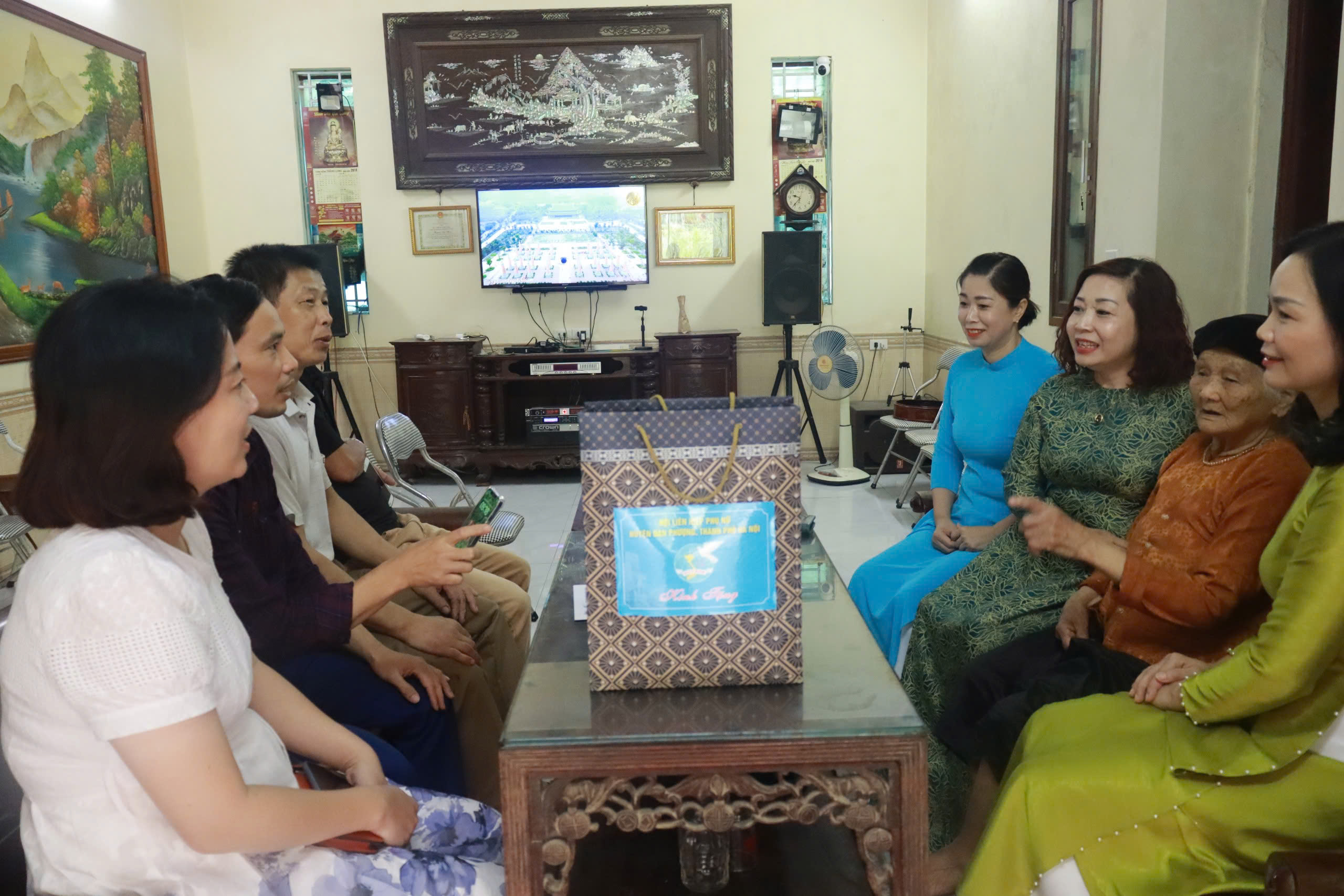Hội LHPN Hà Nội thăm, tặng quà nữ chiến sĩ cách mạng bị địch bắt tù, đày - ảnh 1