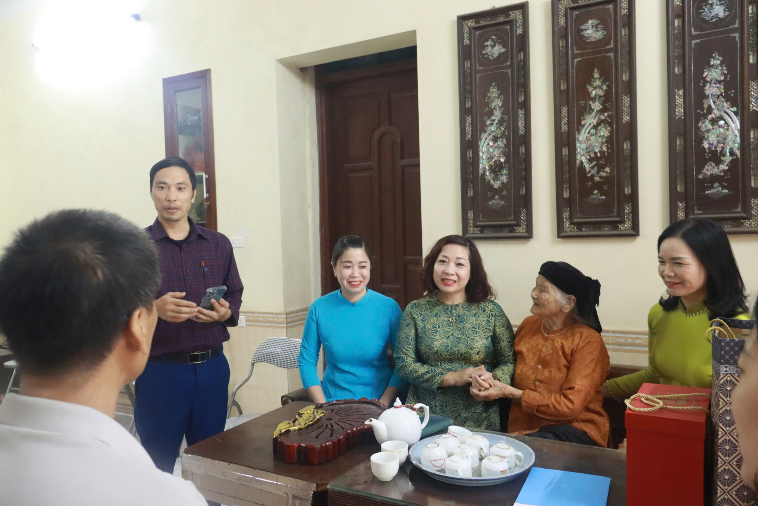Hội LHPN Hà Nội thăm, tặng quà nữ chiến sĩ cách mạng bị địch bắt tù, đày - ảnh 2
