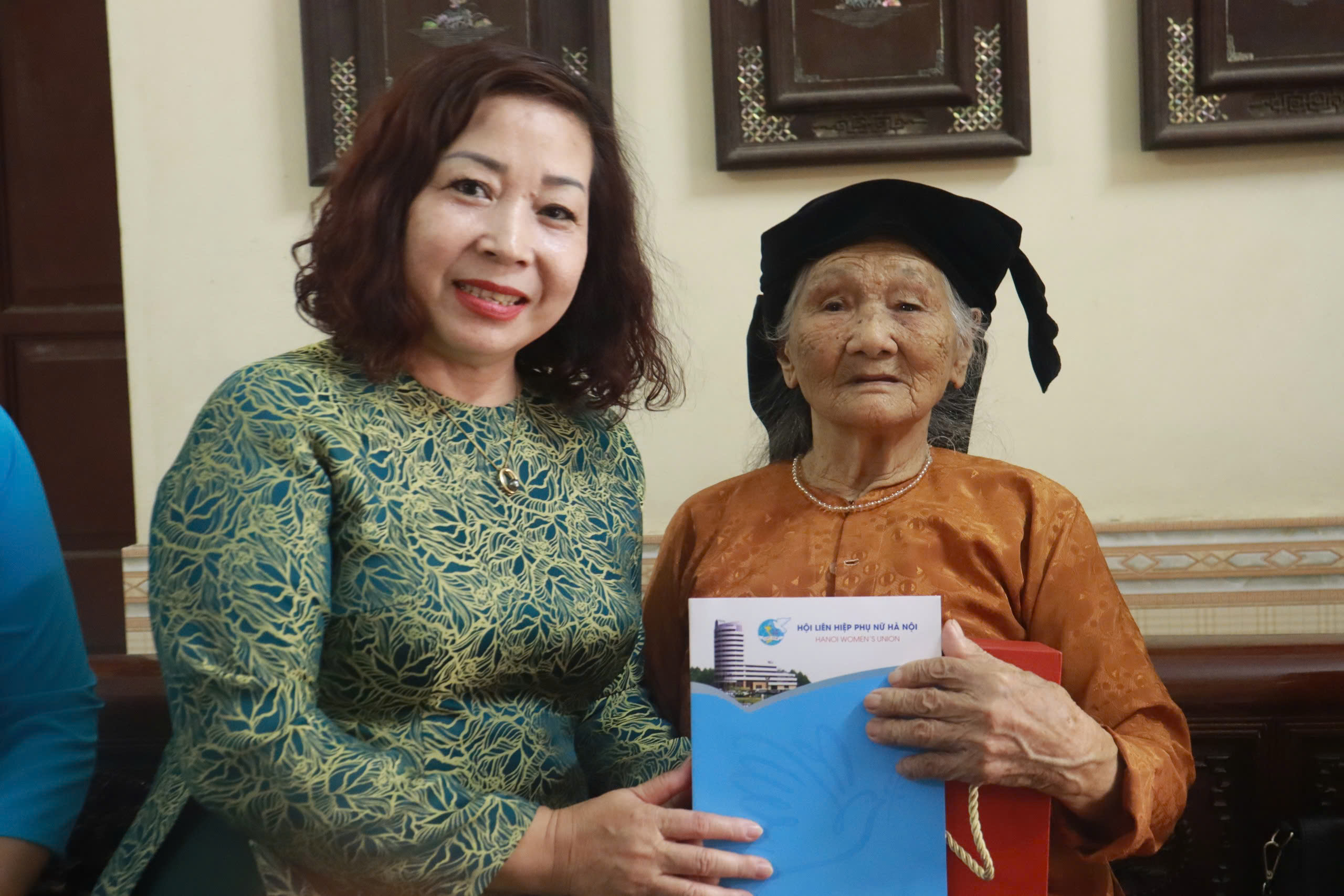 Hội LHPN Hà Nội thăm, tặng quà nữ chiến sĩ cách mạng bị địch bắt tù, đày - ảnh 3