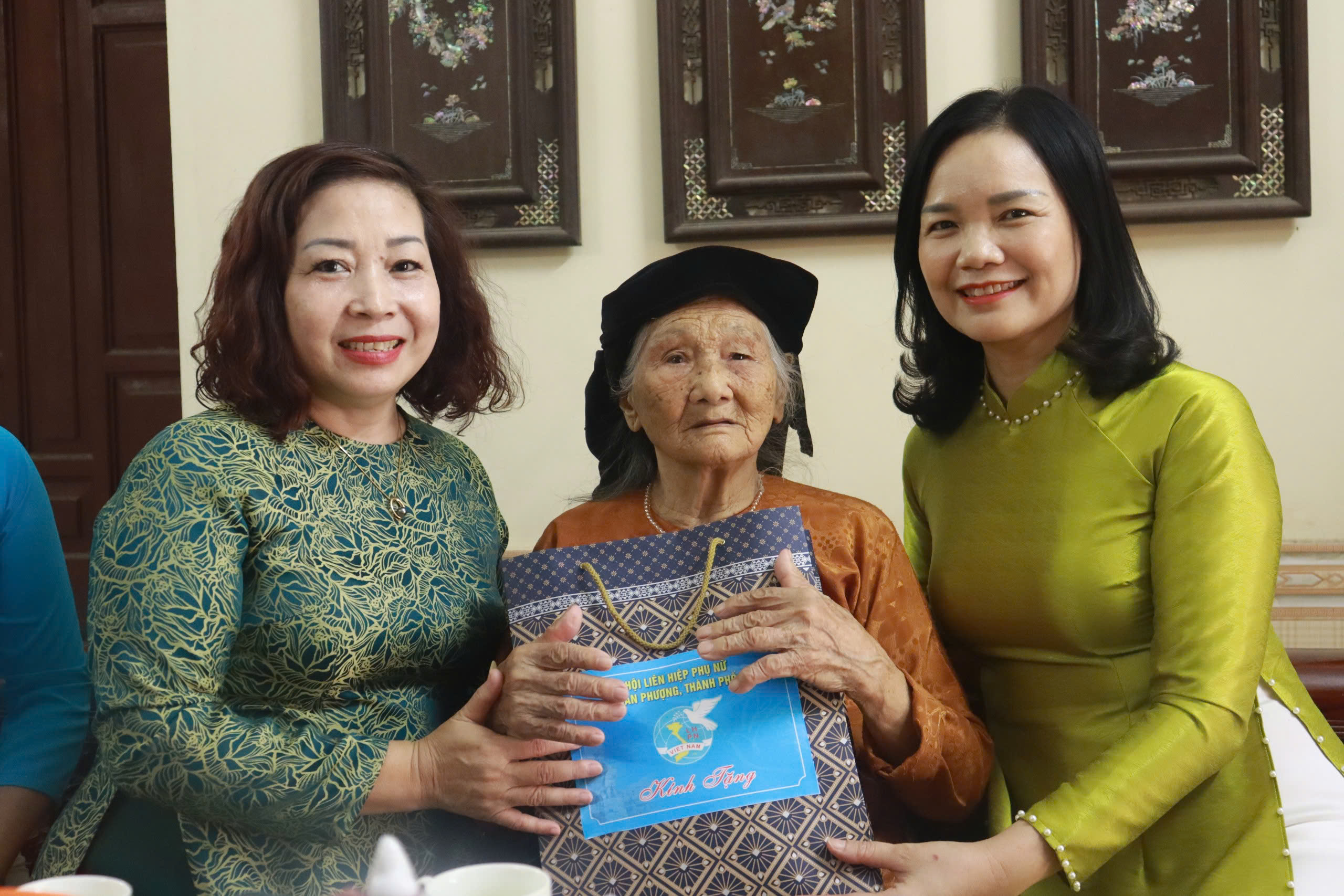 Hội LHPN Hà Nội thăm, tặng quà nữ chiến sĩ cách mạng bị địch bắt tù, đày - ảnh 4