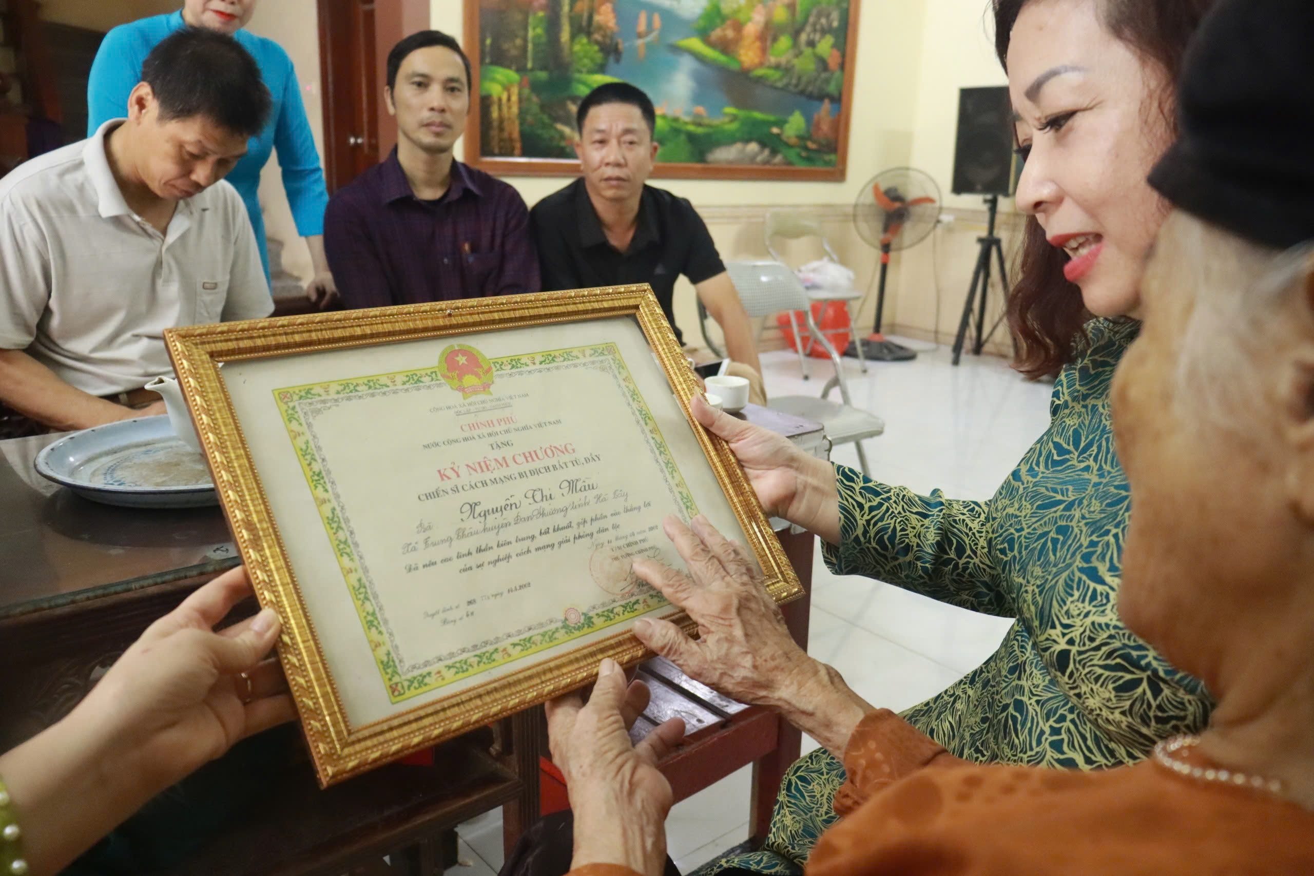 Hội LHPN Hà Nội thăm, tặng quà nữ chiến sĩ cách mạng bị địch bắt tù, đày - ảnh 6