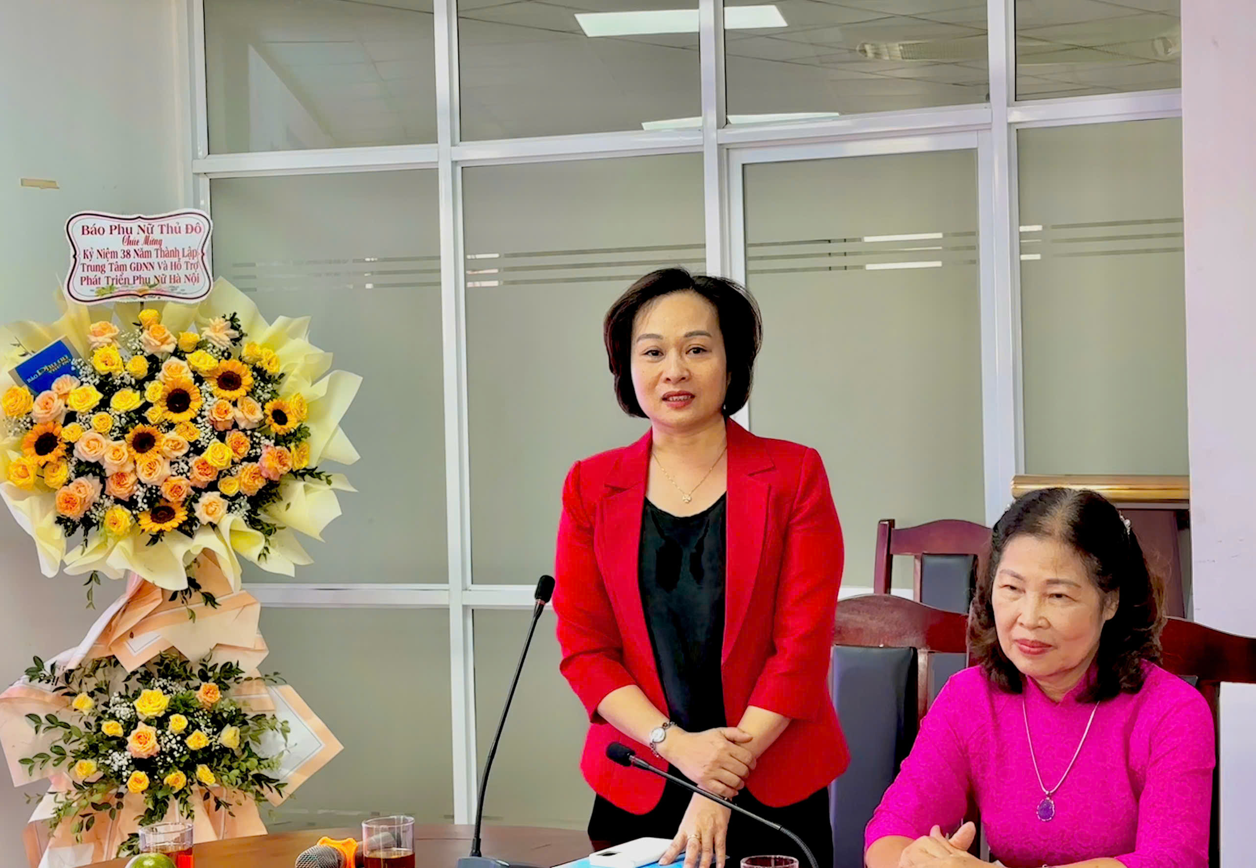 Trung tâm Giáo dục nghề nghiệp và Hỗ trợ phát triển phụ nữ Hà Nội kỷ niệm 38 năm ngày thành lập - ảnh 4
