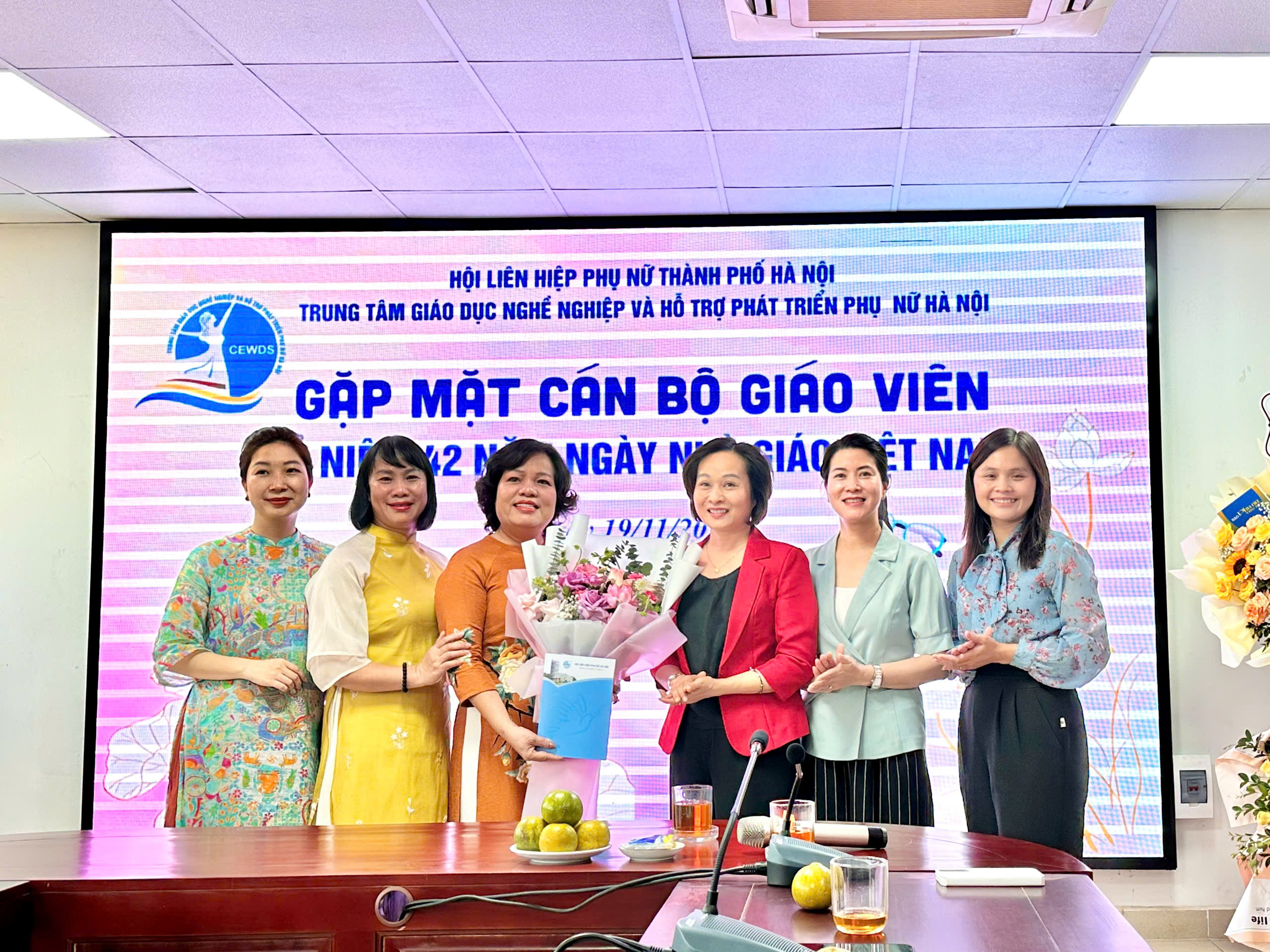 Trung tâm Giáo dục nghề nghiệp và Hỗ trợ phát triển phụ nữ Hà Nội kỷ niệm 38 năm ngày thành lập - ảnh 1