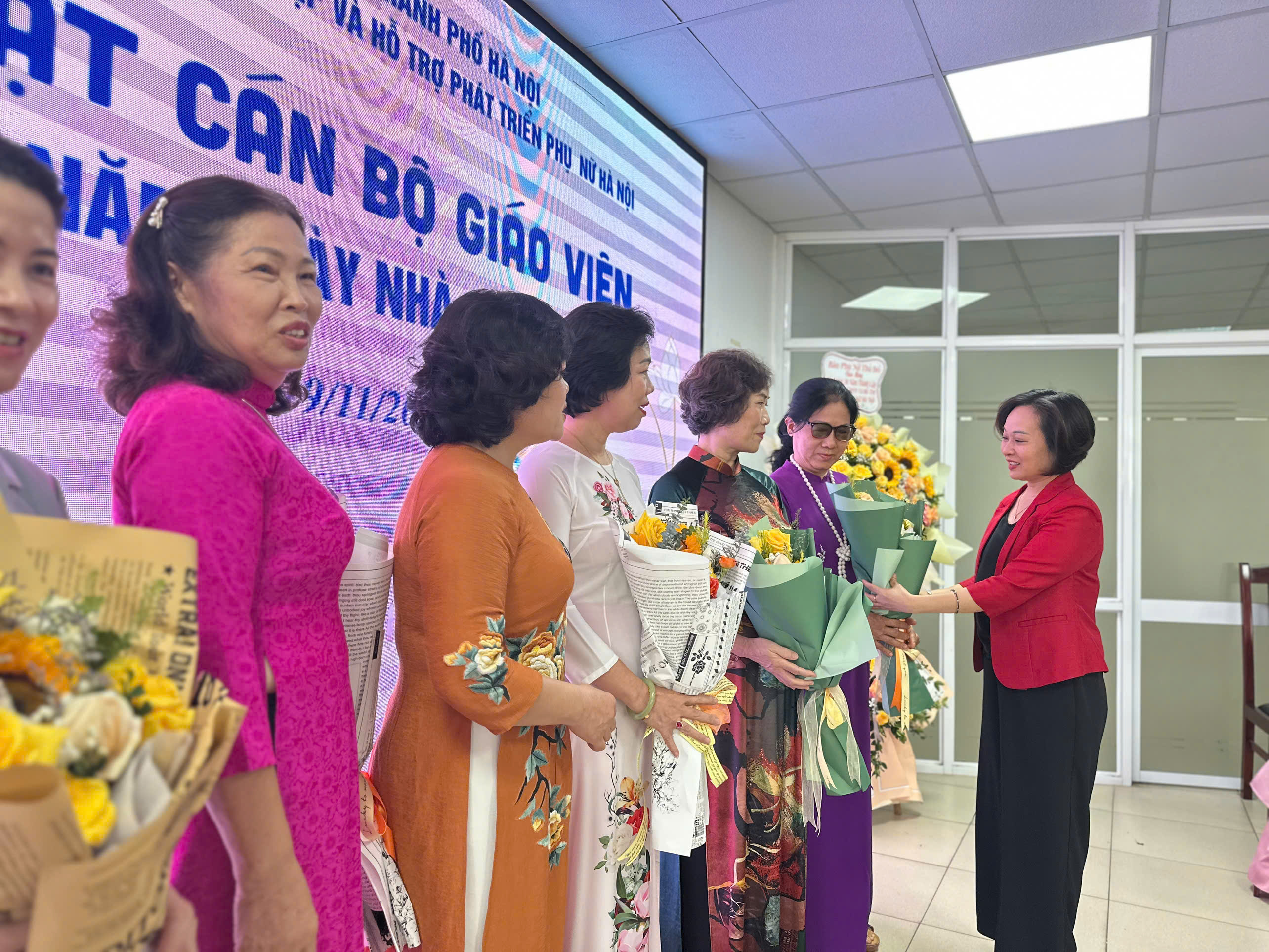 Trung tâm Giáo dục nghề nghiệp và Hỗ trợ phát triển phụ nữ Hà Nội kỷ niệm 38 năm ngày thành lập - ảnh 5