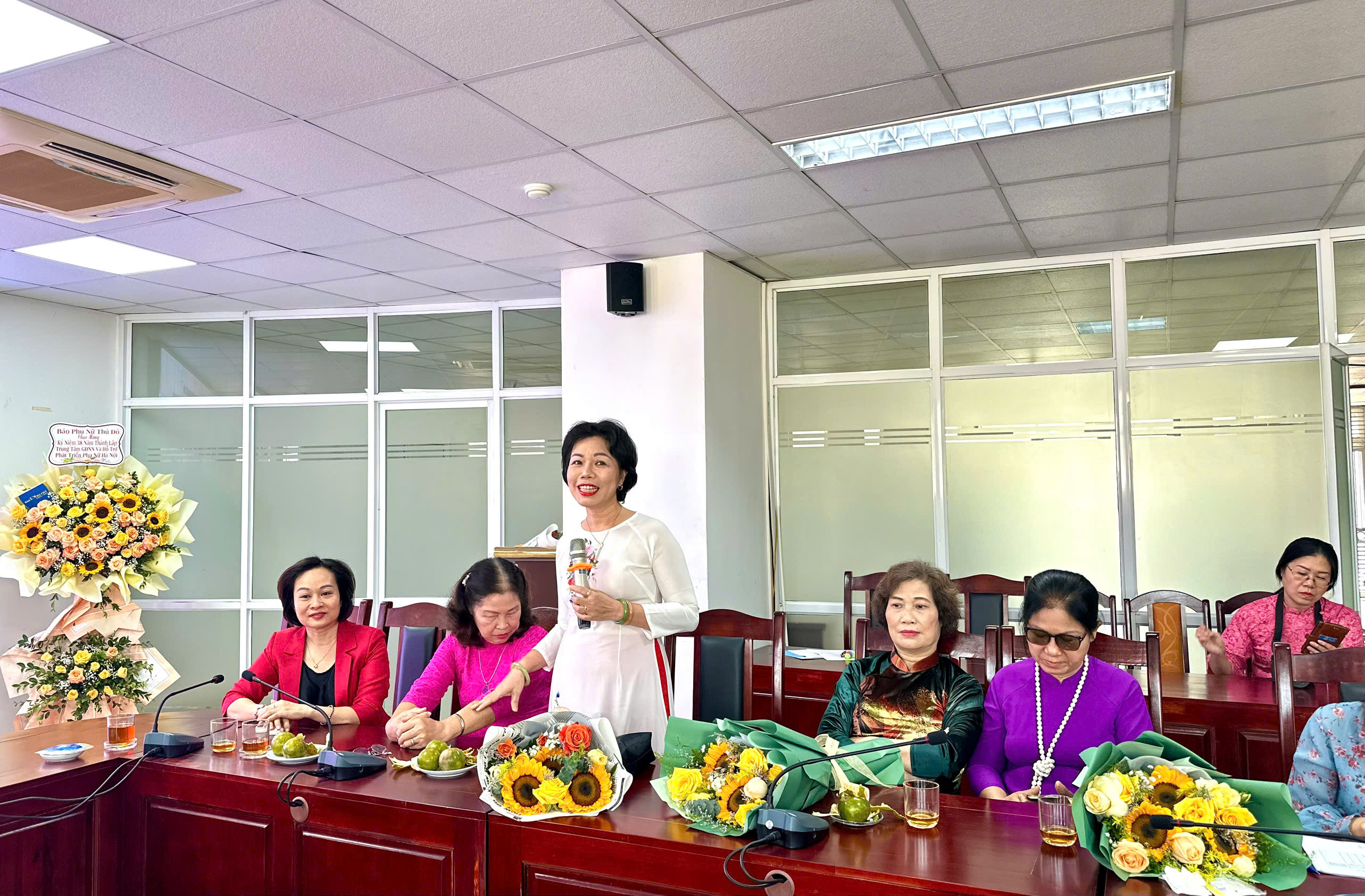 Trung tâm Giáo dục nghề nghiệp và Hỗ trợ phát triển phụ nữ Hà Nội kỷ niệm 38 năm ngày thành lập - ảnh 8