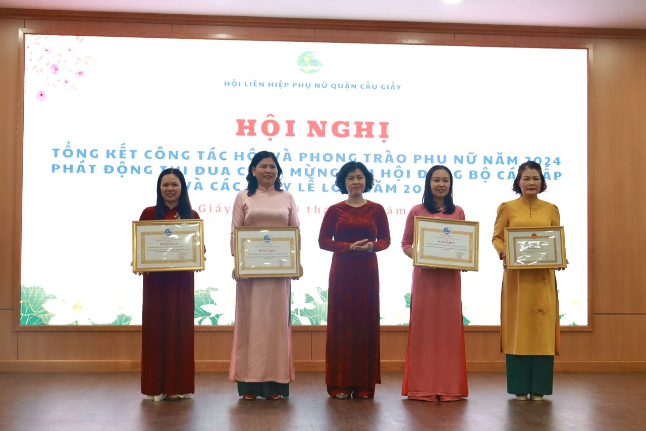 Báo Phụ nữ Thủ đô trao 20 suất quà Tết cho phụ nữ và trẻ em khó khăn quận Cầu Giấy - ảnh 2