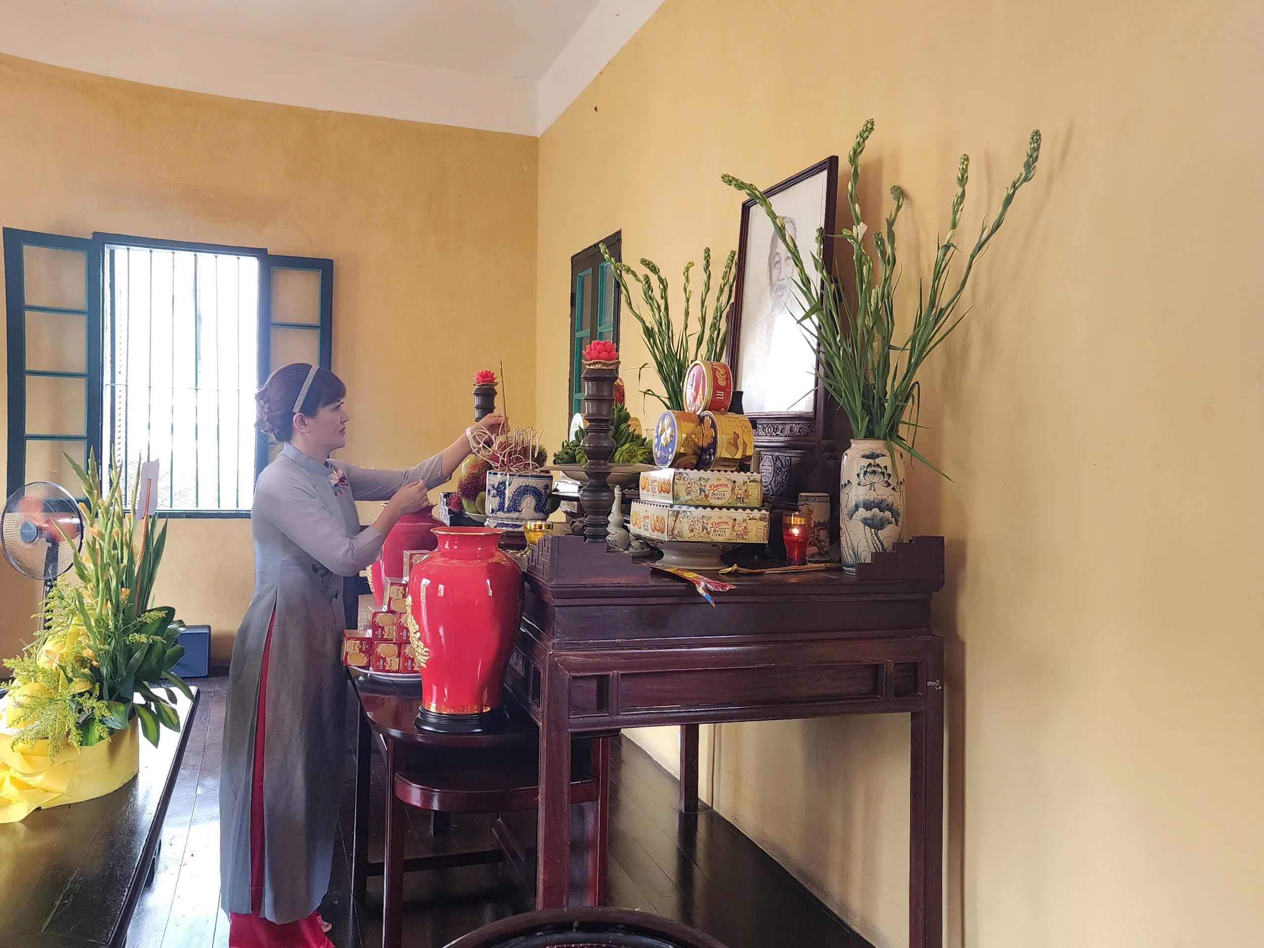 Chi bộ Ban Tuyên giáo - Gia đình xã hội sinh hoạt truyền thống tại Nhà lưu niệm Bác Hồ - ảnh 1