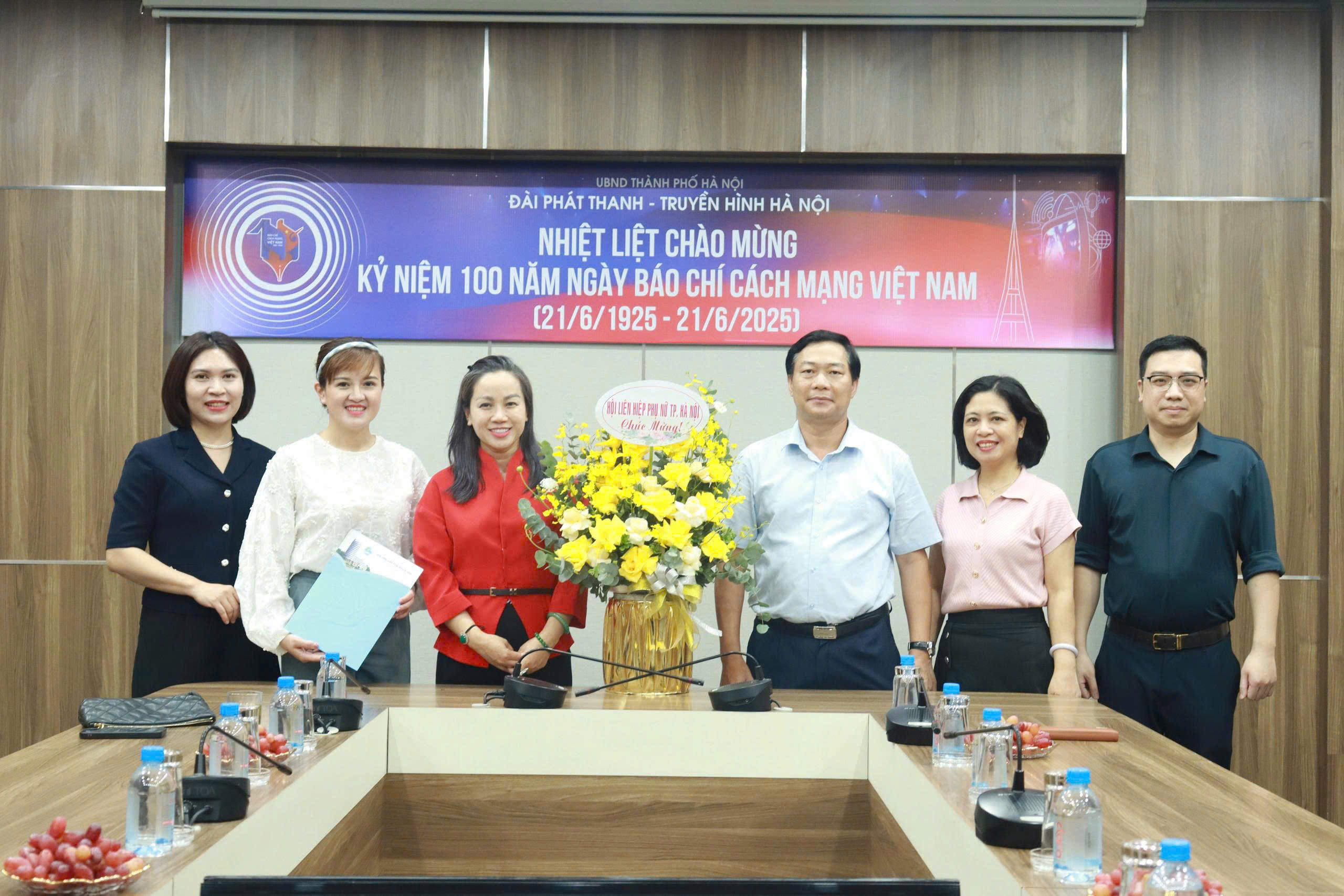 Hội LHPN Hà Nội thăm, chúc mừng nhân kỷ niệm 100 năm ngày Báo chí cách mạng Việt Nam - ảnh 3