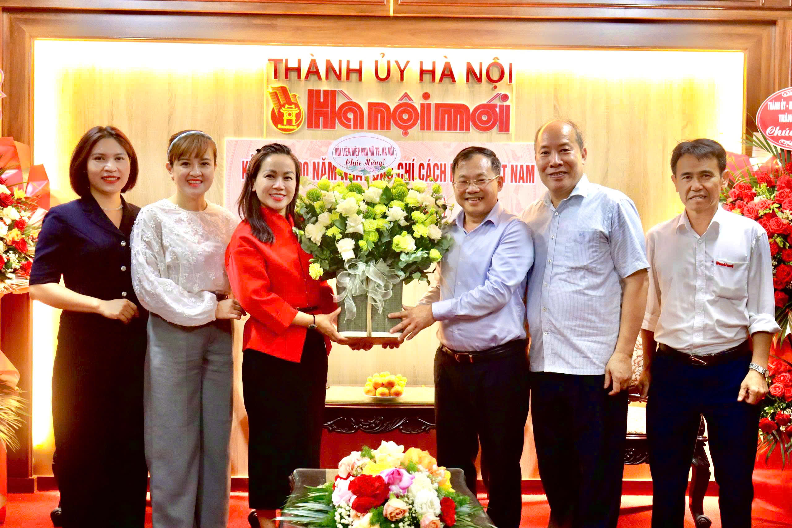 Hội LHPN Hà Nội thăm, chúc mừng nhân kỷ niệm 100 năm ngày Báo chí cách mạng Việt Nam - ảnh 2