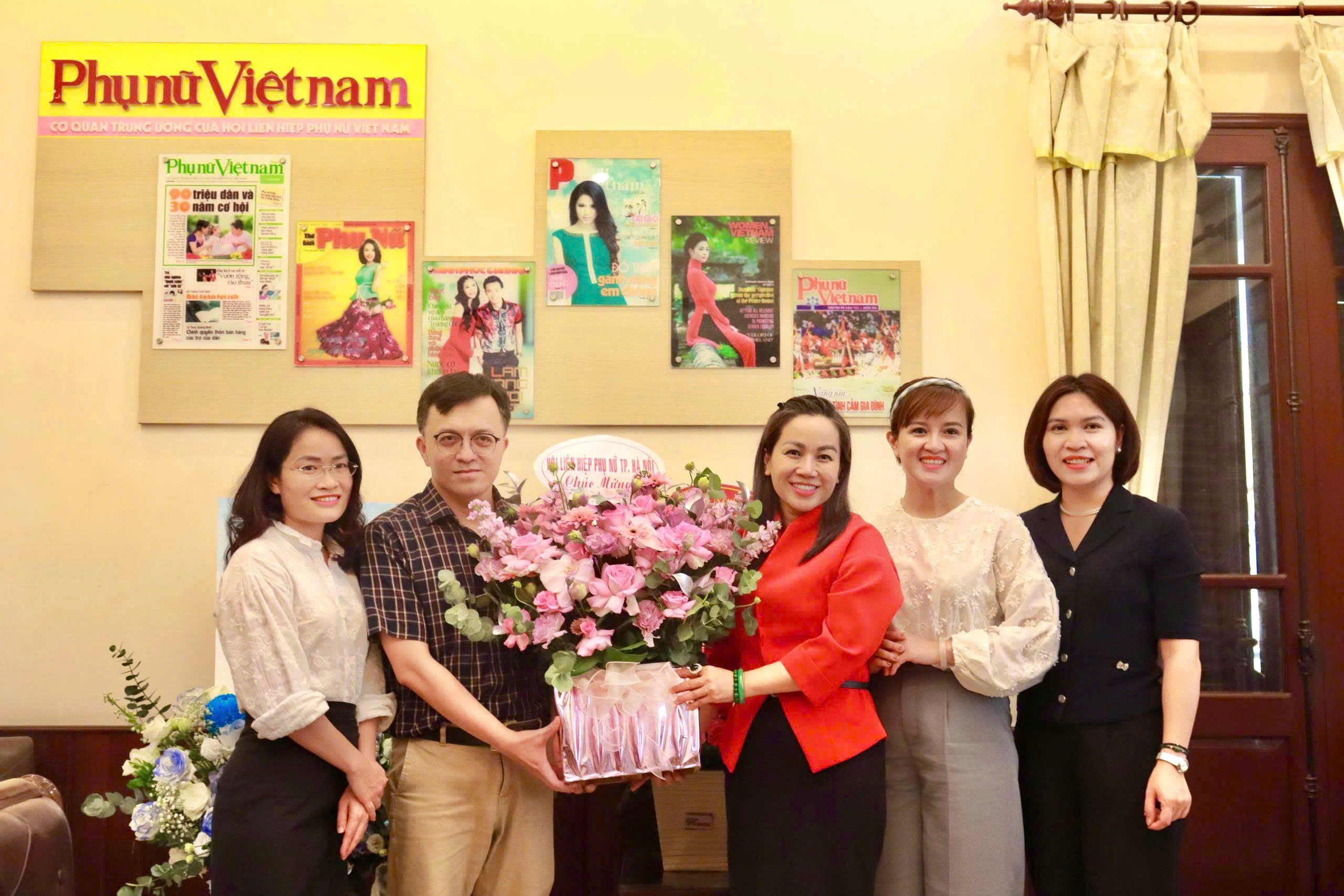 Hội LHPN Hà Nội thăm, chúc mừng nhân kỷ niệm 100 năm ngày Báo chí cách mạng Việt Nam - ảnh 1