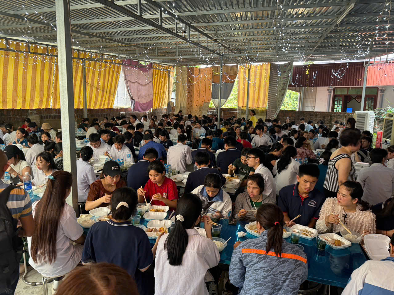 “Bữa ăn trưa 0 đồng” tiếp sức mùa thi nơi ngoại ô Hà Nội - ảnh 7