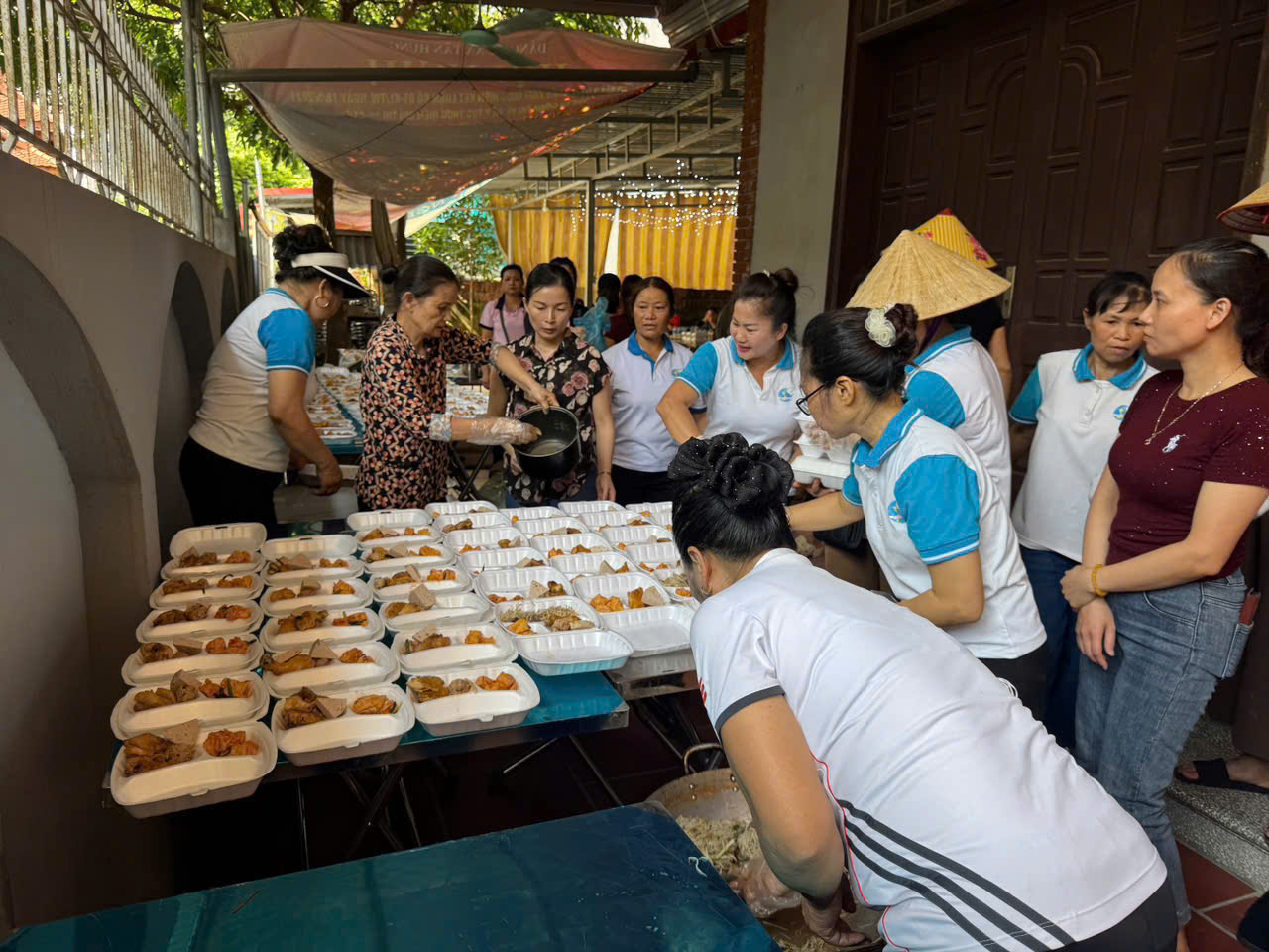 “Bữa ăn trưa 0 đồng” tiếp sức mùa thi nơi ngoại ô Hà Nội - ảnh 4