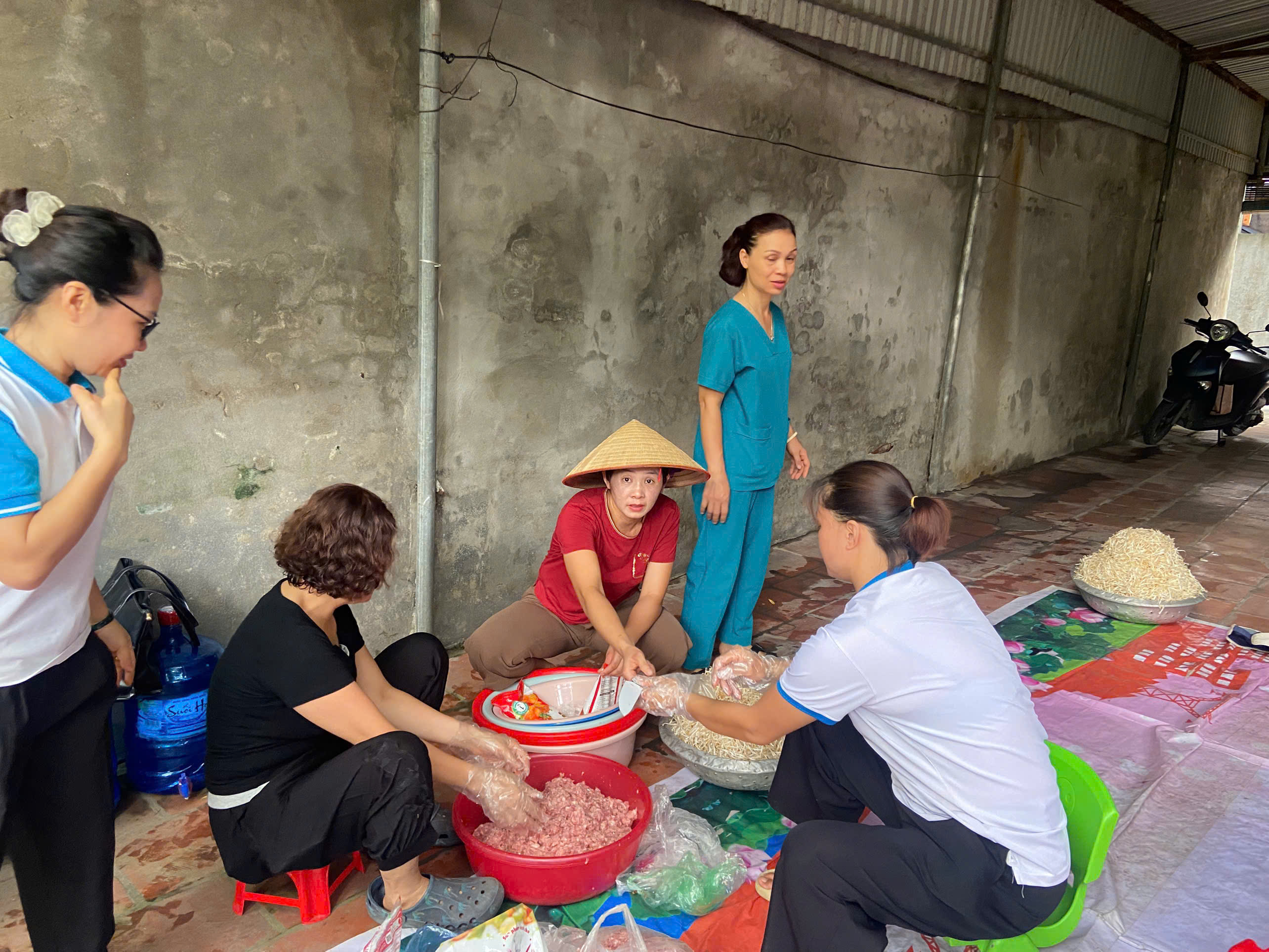 “Bữa ăn trưa 0 đồng” tiếp sức mùa thi nơi ngoại ô Hà Nội - ảnh 2